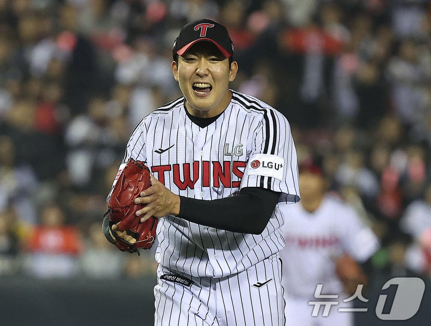본문 이미지 - 11일 오후 서울 송파구 잠실야구장에서 열린 프로야구 '2024 신한 SOL 뱅크 KBO 포스트시즌' 준플레이오프 5차전 kt 위즈와 LG 트윈스의 경기, LG 손주영이 8회초 실점 없이 이닝을 마친 뒤 포효하며 더그아웃으로 향하고 있다. 2024.10.11/뉴스1 ⓒ News1 김진환 기자