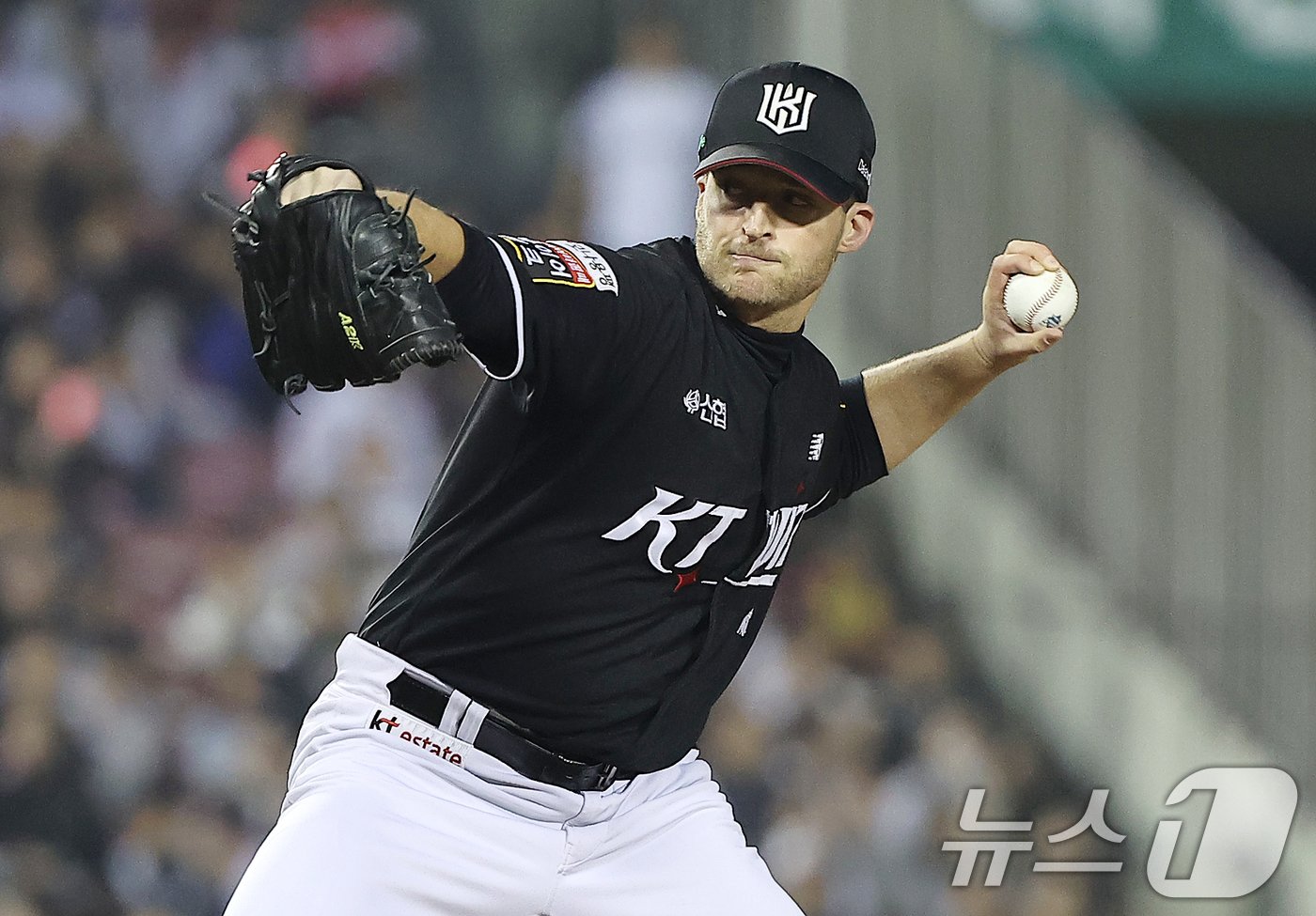 본문 이미지 - 11일 오후 서울 송파구 잠실야구장에서 열린 프로야구 '2024 신한 SOL 뱅크 KBO 포스트시즌' 준플레이오프 5차전 kt 위즈와 LG 트윈스의 경기, kt 벤자민이 8회말 등판해 힘차게 공을 던지고 있다. 2024.10.11/뉴스1 ⓒ News1 김진환 기자
