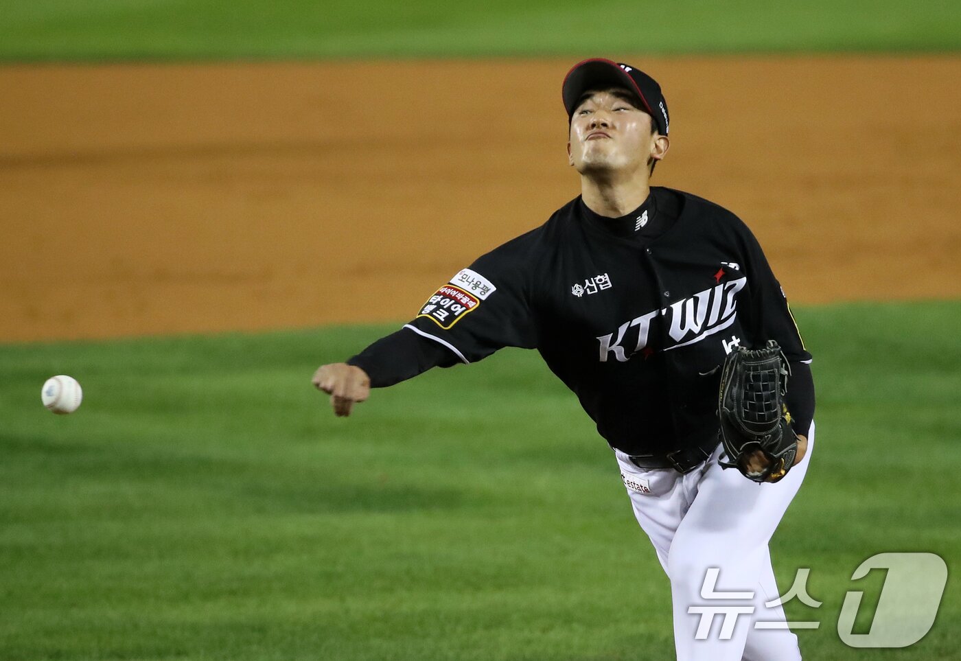 본문 이미지 - 11일 오후 송파구 잠실야구장에서 열린 프로야구 &#39;2024 신한 SOL 뱅크 KBO 포스트시즌&#39; 준플레이오프 5차전 kt 위즈와 LG 트윈스의 경기, 7회말 마운드에 오른 KT 고영표가 역투하고 있다. 2024.10.11/뉴스1 ⓒ News1 오대일 기자