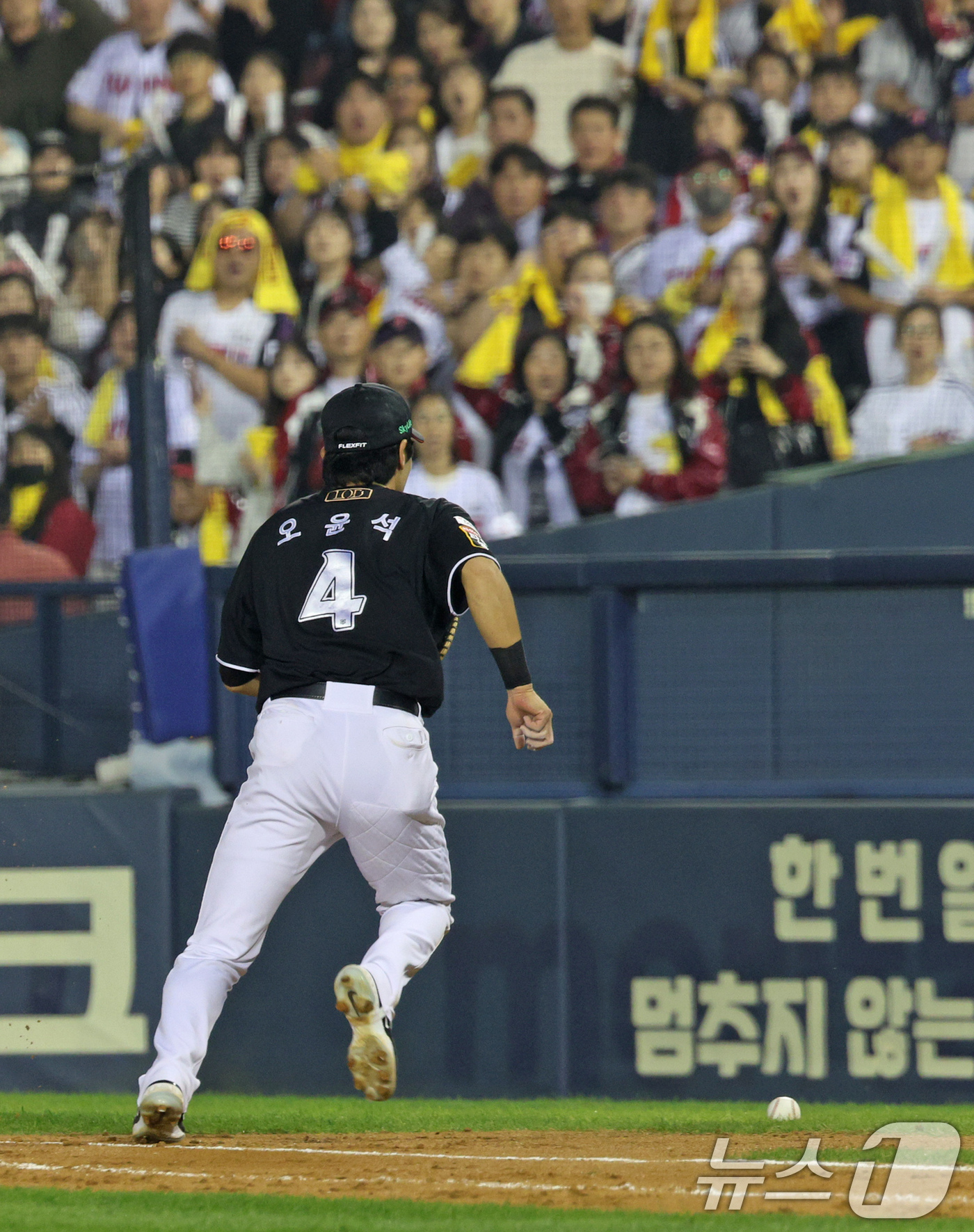 (서울=뉴스1) 장수영 기자 = 11일 오후 송파구 잠실야구장에서 열린 프로야구 '2024 신한 SOL 뱅크 KBO 포스트시즌' 준플레이오프 5차전 kt 위즈와 LG 트윈스의 경기 …