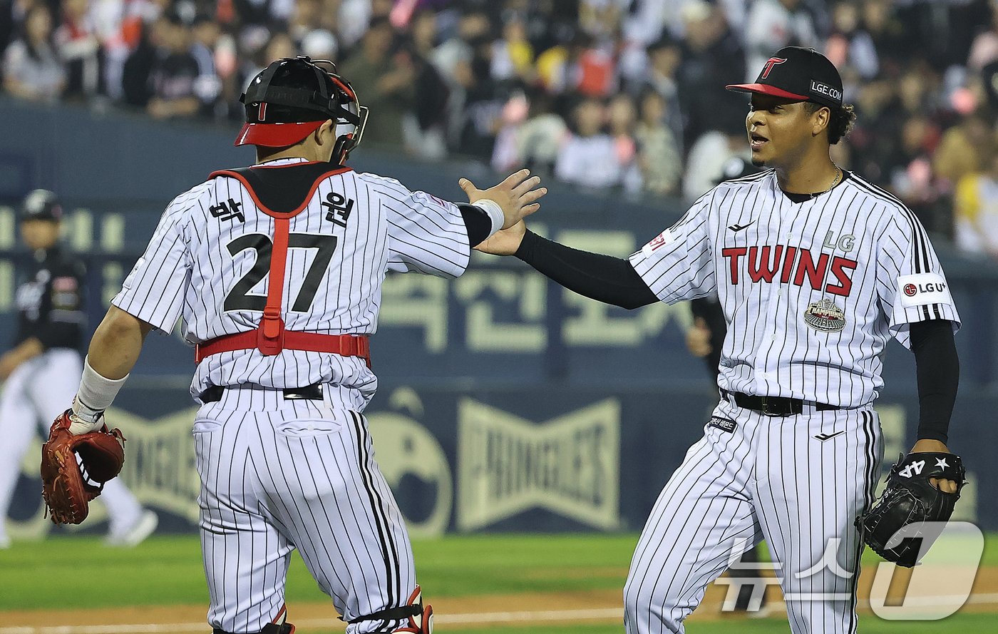 본문 이미지 - 11일 오후 서울 송파구 잠실야구장에서 열린 프로야구 '2024 신한 SOL 뱅크 KBO 포스트시즌' 준플레이오프 5차전 kt 위즈와 LG 트윈스의 경기에서 4대1 승리를 지켜낸 LG 마무리 에르난데스가 포수 박동원과 기쁨을 나누고 있다. 2024.10.11/뉴스1 ⓒ News1 김진환 기자