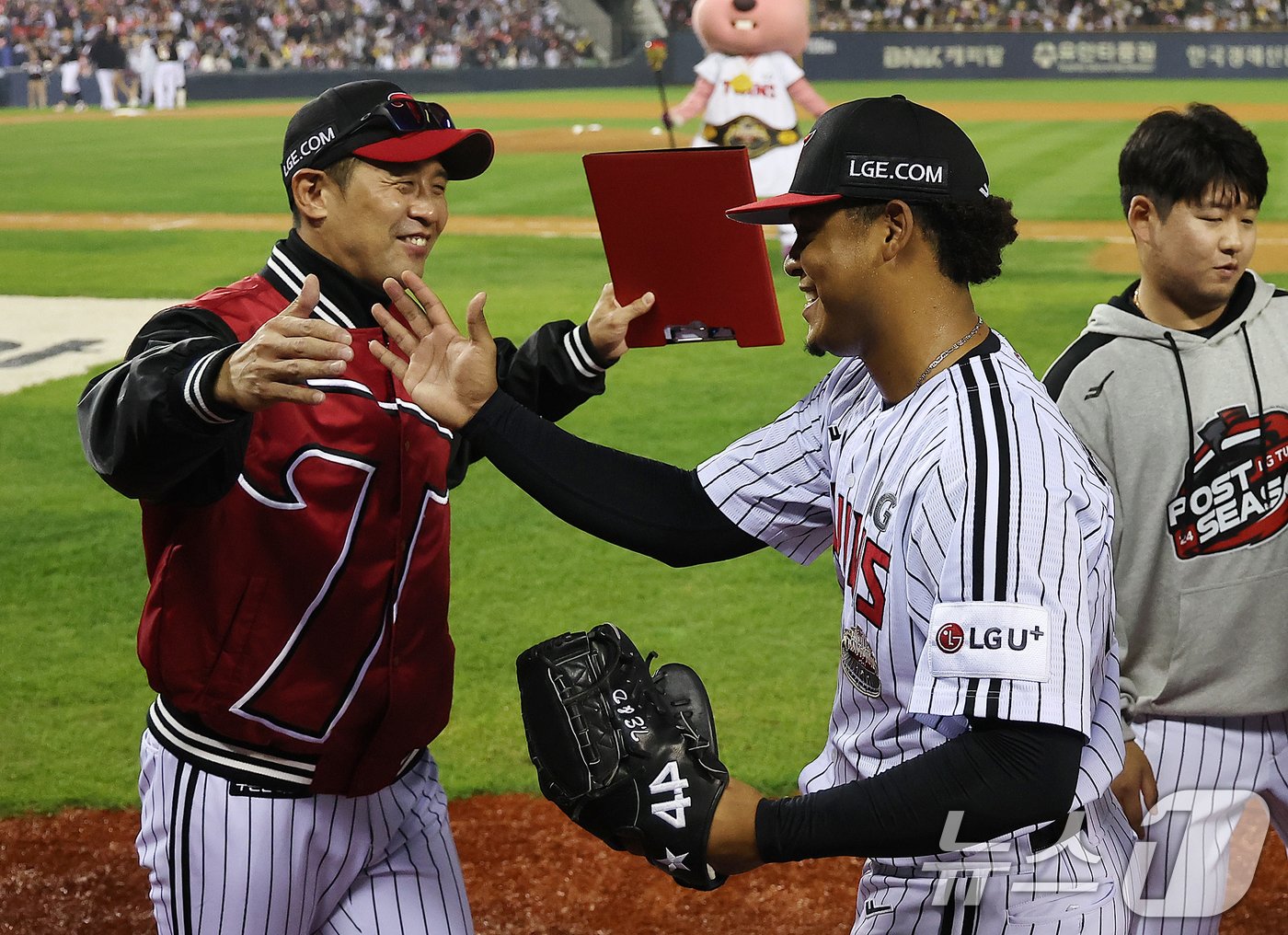 11일 오후 서울 송파구 잠실야구장에서 열린 프로야구 &#39;2024 신한 SOL 뱅크 KBO 포스트시즌&#39; 준플레이오프 5차전 kt 위즈와 LG 트윈스의 경기에서 4대1 승리를 거두며 PO에 진출에 성공한 LG 에르난데스가 김광삼 투수코치&#40;왼쪽&#41;와 포옹을 나누고 있다. 2024.10.11/뉴스1 ⓒ News1 김진환 기자