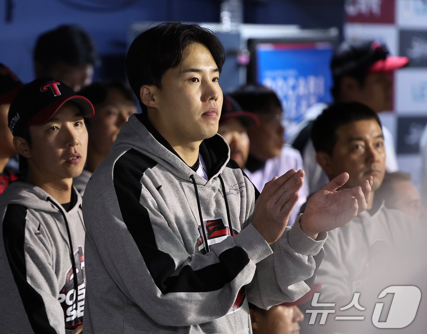 11일 오후 서울 송파구 잠실야구장에서 열린 프로야구 &#39;2024 신한 SOL 뱅크 KBO 포스트시즌&#39; 준플레이오프 5차전 kt 위즈와 LG 트윈스의 경기, LG 선발로 등판했던 임찬규가 9회초 마무리 에르난데스의 투구를 보며 손뼉을 치고 있다. 2024.10.11/뉴스1 ⓒ News1 김진환 기자