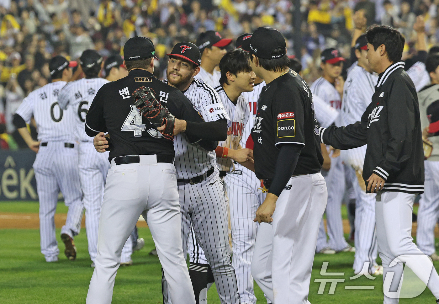 (서울=뉴스1) 장수영 기자 = 11일 오후 송파구 잠실야구장에서 열린 프로야구 '2024 신한 SOL 뱅크 KBO 포스트시즌' 준플레이오프 5차전 kt 위즈와 LG 트윈스의 경기 …