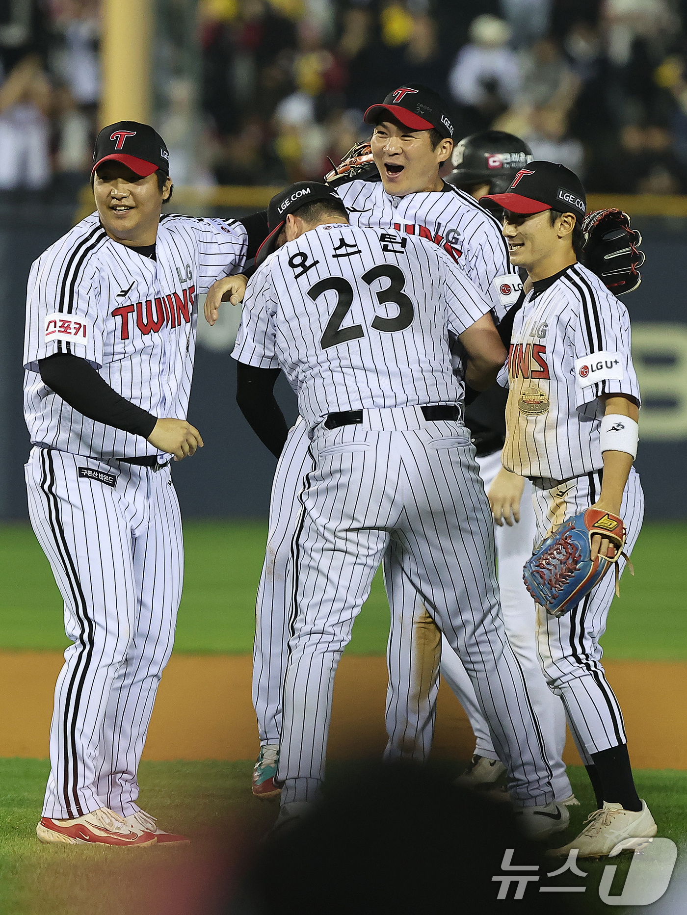 (서울=뉴스1) 김진환 기자 = 11일 오후 서울 송파구 잠실야구장에서 열린 프로야구 '2024 신한 SOL 뱅크 KBO 포스트시즌' 준플레이오프 5차전 kt 위즈와 LG 트윈스의 …