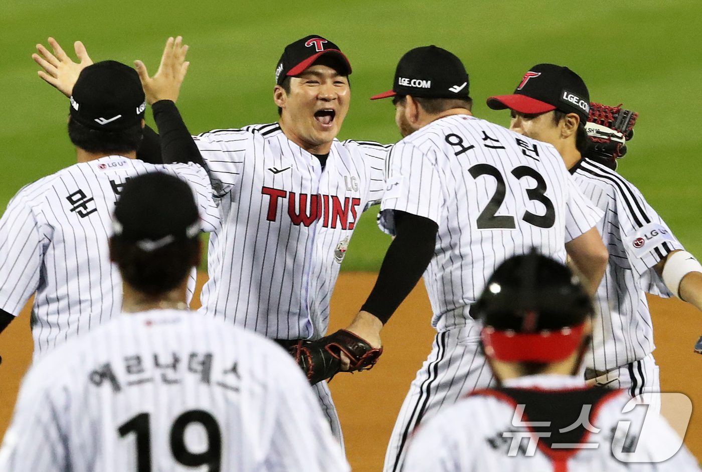 (서울=뉴스1) 오대일 기자 = 11일 오후 서울 송파구 잠실야구장에서 열린 프로야구 '2024 신한 SOL 뱅크 KBO 포스트시즌' 준플레이오프 5차전 KT 위즈와 LG 트윈스의 …