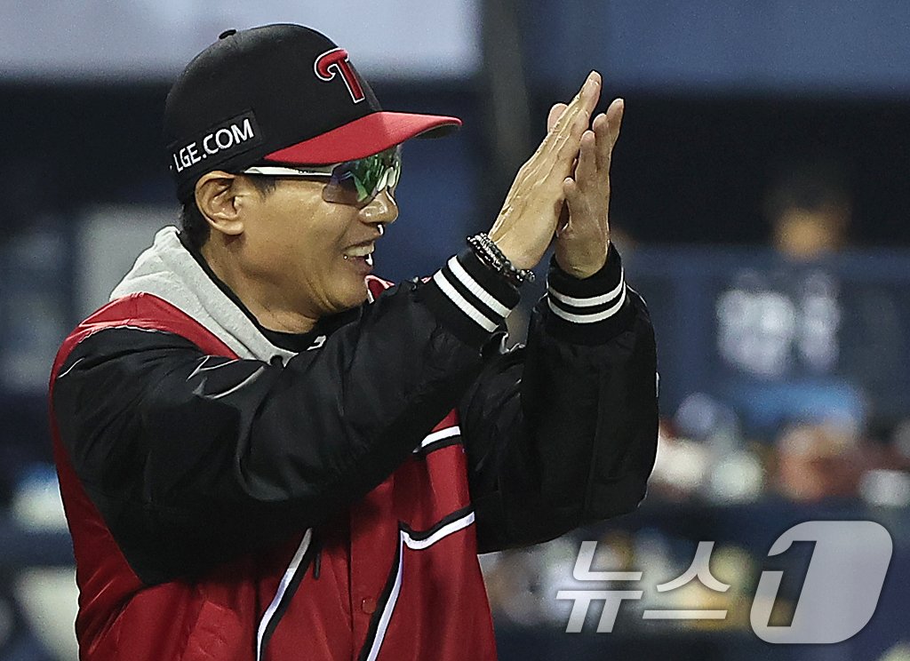 본문 이미지 - 11일 오후 서울 송파구 잠실야구장에서 열린 프로야구 '2024 신한 SOL 뱅크 KBO 포스트시즌' 준플레이오프 5차전 kt 위즈와 LG 트윈스의 경기에서 4대1 승리를 거두며 PO에 진출에 성공한 LG 염경엽 감독이 선수들을 보며 미소를 짓고 있다. 2024.10.11/뉴스1 ⓒ News1 김진환 기자