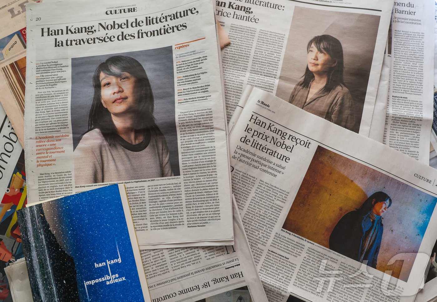 본문 이미지 - 르피가로, 르몽드, 리베라시옹, 라크루아 등 프랑스 주요 일간지들이 11일(현지시간) 한국 작가 최초로 노벨 문학상 수상의 영예를 안은 소설가 한강(53)을 지면에 특집 기사로 소개하고 있다. 2024.10.11/뉴스1 ⓒ News1 이준성 기자