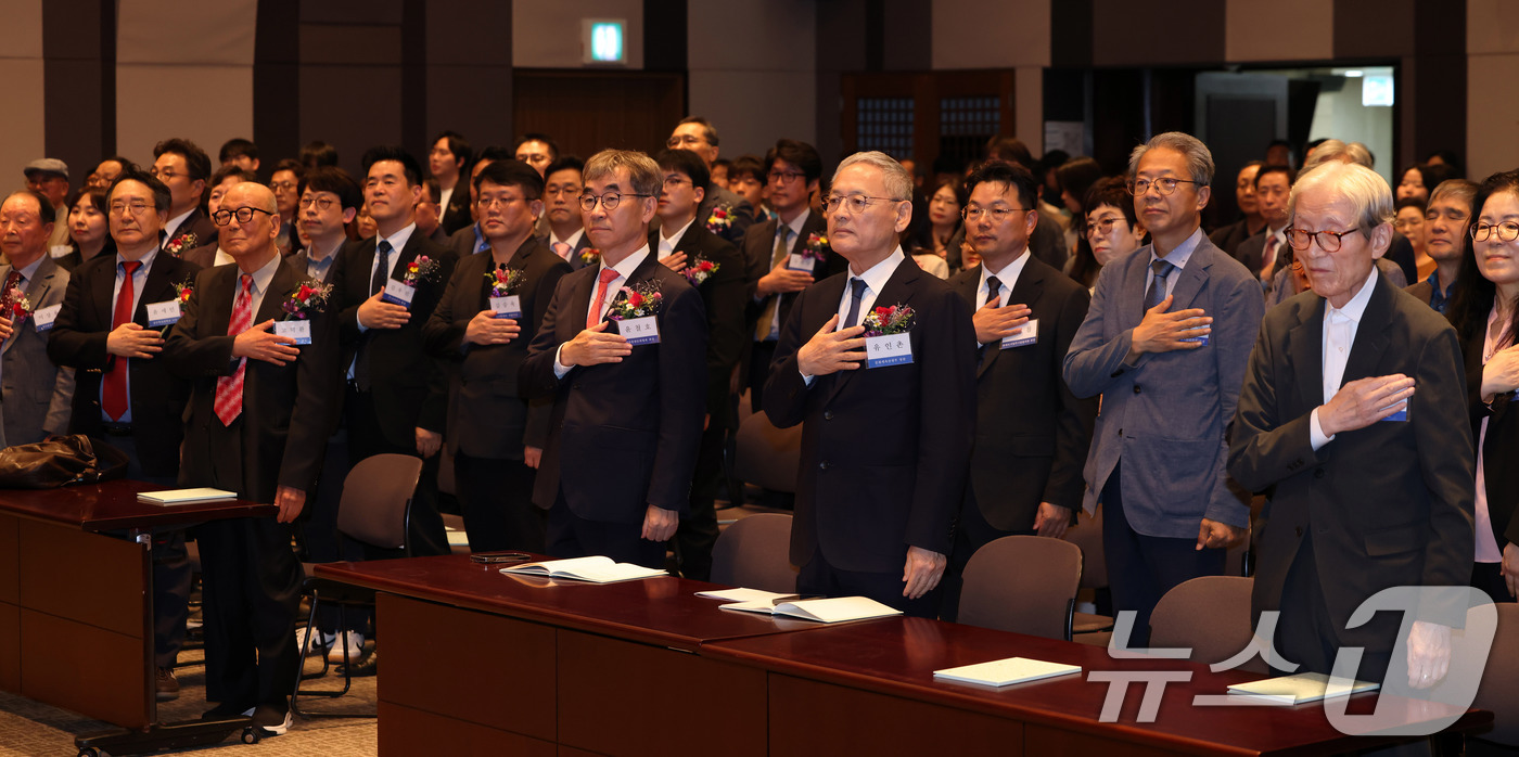 (서울=뉴스1) 임세영 기자 = 유인촌 문화체육관광부 장관이 11일 서울 중구 한국프레스센터 국제회의장에서 열린 '제38회 책의 날 기념식'에서 참석자들과 국민의례를 하고 있다. …