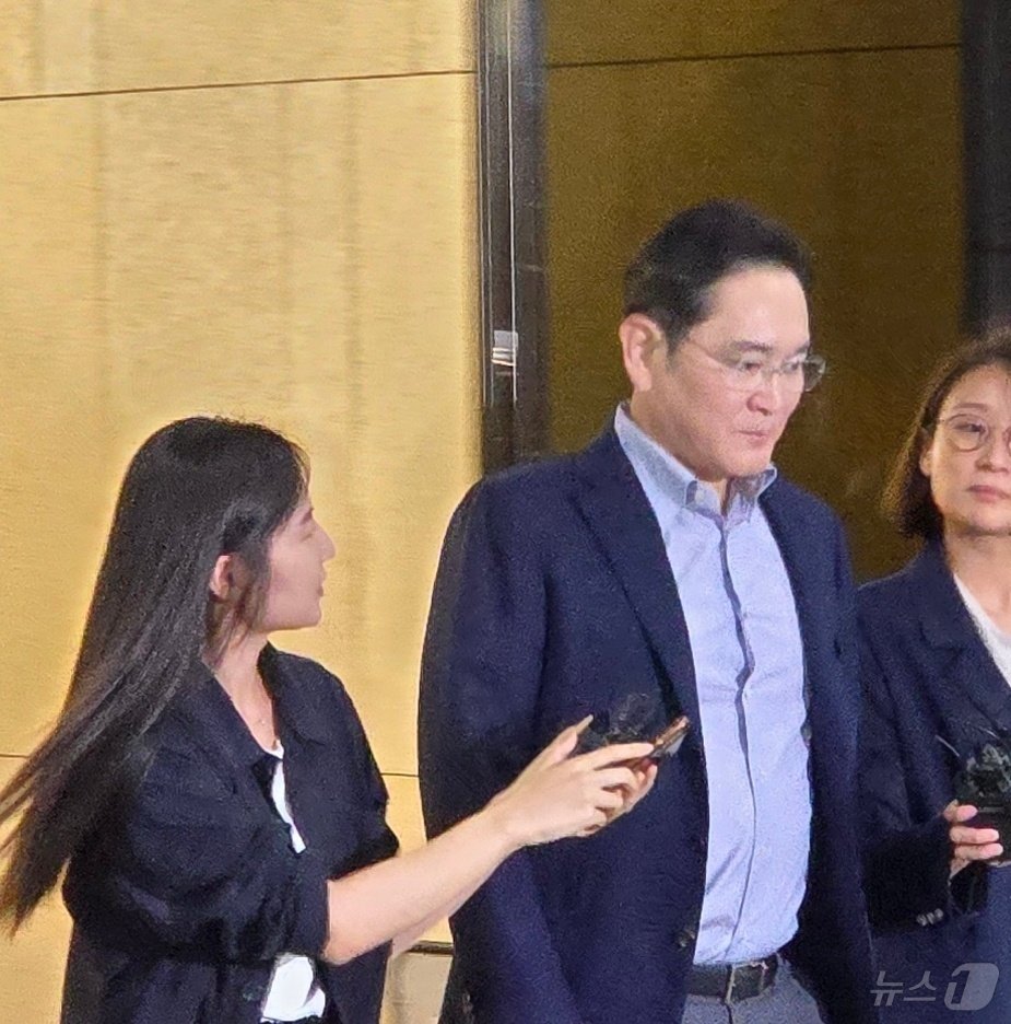 본문 이미지 - 필리핀·싱가포르 출장을 마치고 귀국한 이재용 삼성전자 회장이 11일 오후 서울김포비즈니스항공센터(SGBAC)에서 나오고 있다. 2024. 10. 11/뉴스1 ⓒ News1 한재준 기자