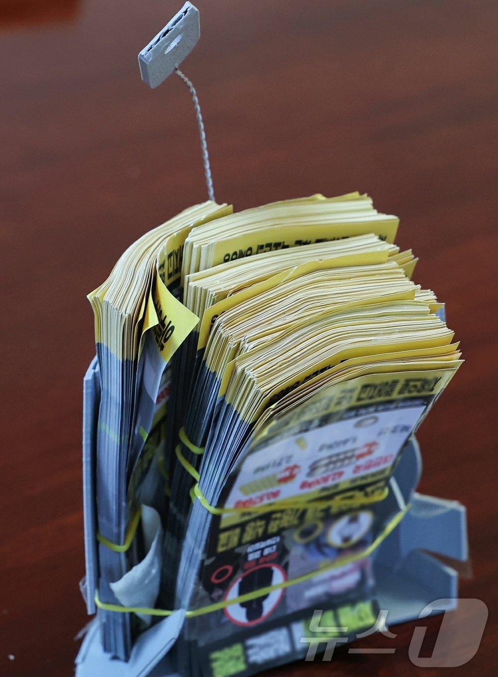 본문 이미지 - (평양 노동신문=뉴스1) = 북한 노동당 기관지 노동신문은 12일 "가장 적대적이며 악의적인 불량배 국가인 대한민국이 조선민주주의인민공화국(북한)의 수도 평양시에 무인기를 침투시키는 엄중한 정치군사적도발행위를 감행했다＂고 보도했다. 외무성은 ＂모든 공격 수단들은 임의의 시각에 즉시 자기 활동을 수행할 수 있는 태세를 갖추게 된다＂라고 밝혀 전군이 '전시 태세'에 돌입했음을 시사했다. [국내에서만 사용가능. 재배포 금지. DB 금지. For Use Only in the Republic of Korea. Redistribution Prohibited] rodongphoto@news1.kr