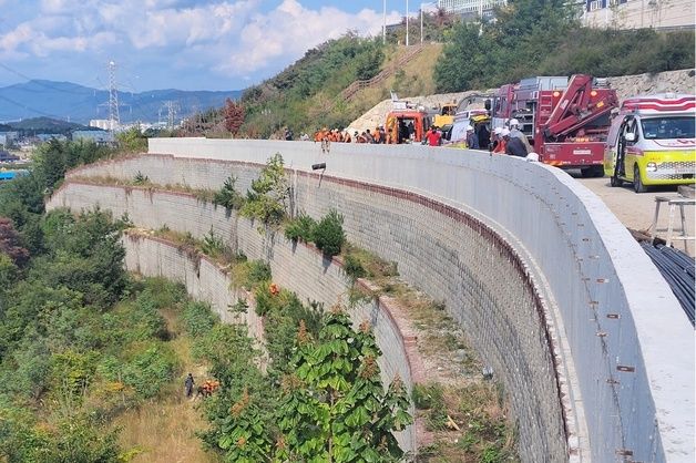 경주서 굴삭기 버킷으로 이동하던 노동자 2명 12m 추락해 사망