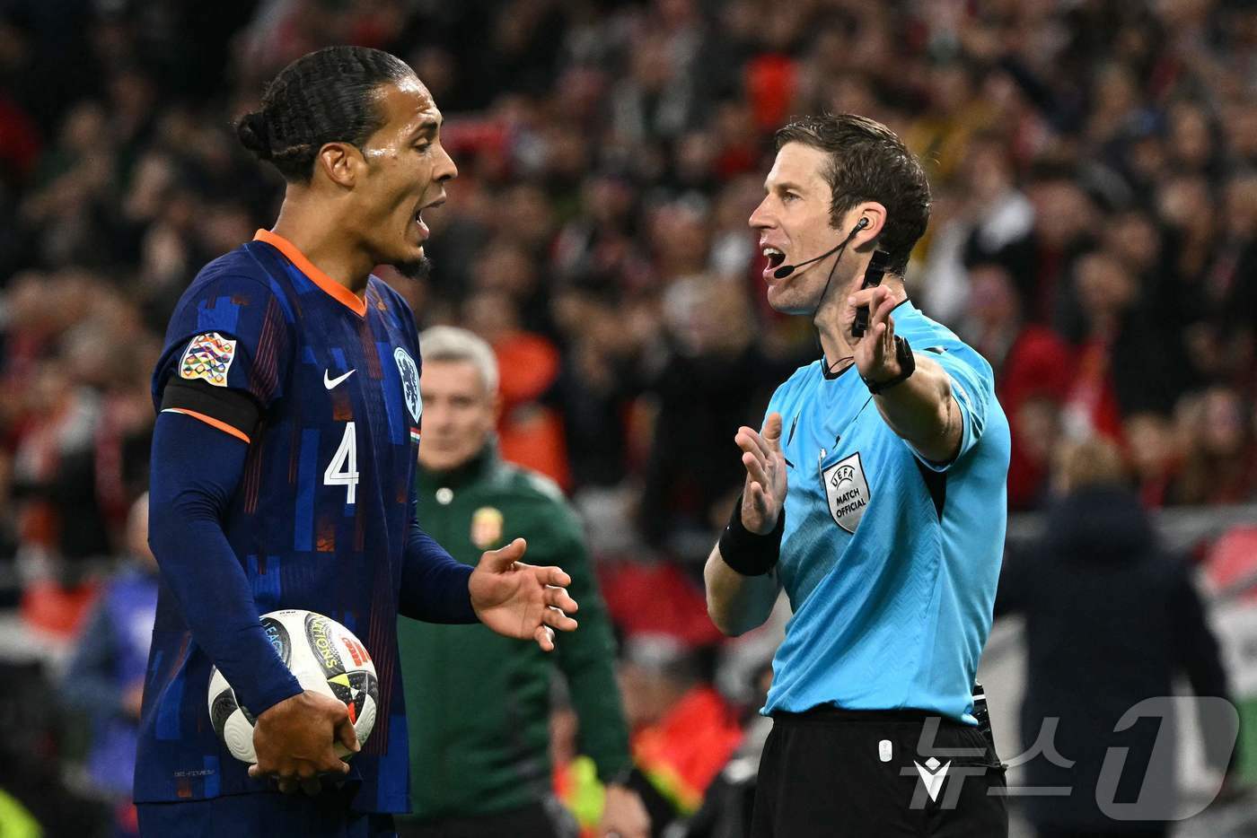 본문 이미지 - 헝가리전에서 퇴장을 당한 버질 판데이크. ⓒ AFP=뉴스1