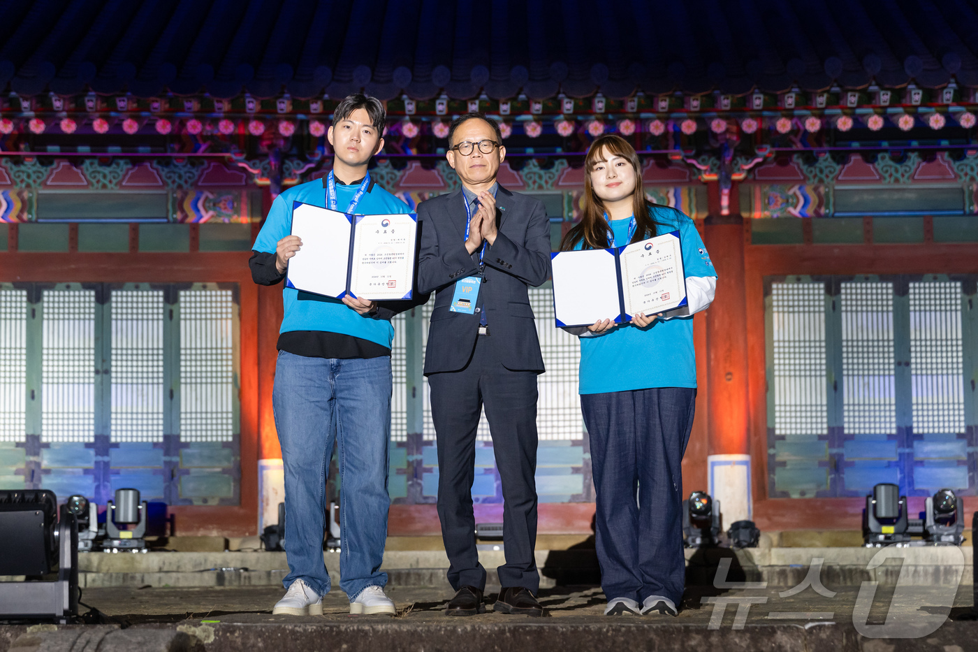 (서울=뉴스1) = 2024 조선왕릉축전 개막제가 지난 11일 경기도 남양주 홍릉 유릉에서 개최됐다. 이경훈 국가유산청장 차장이 조선왕릉원정대에게 수료증을 수여하고 있다. (국가유 …