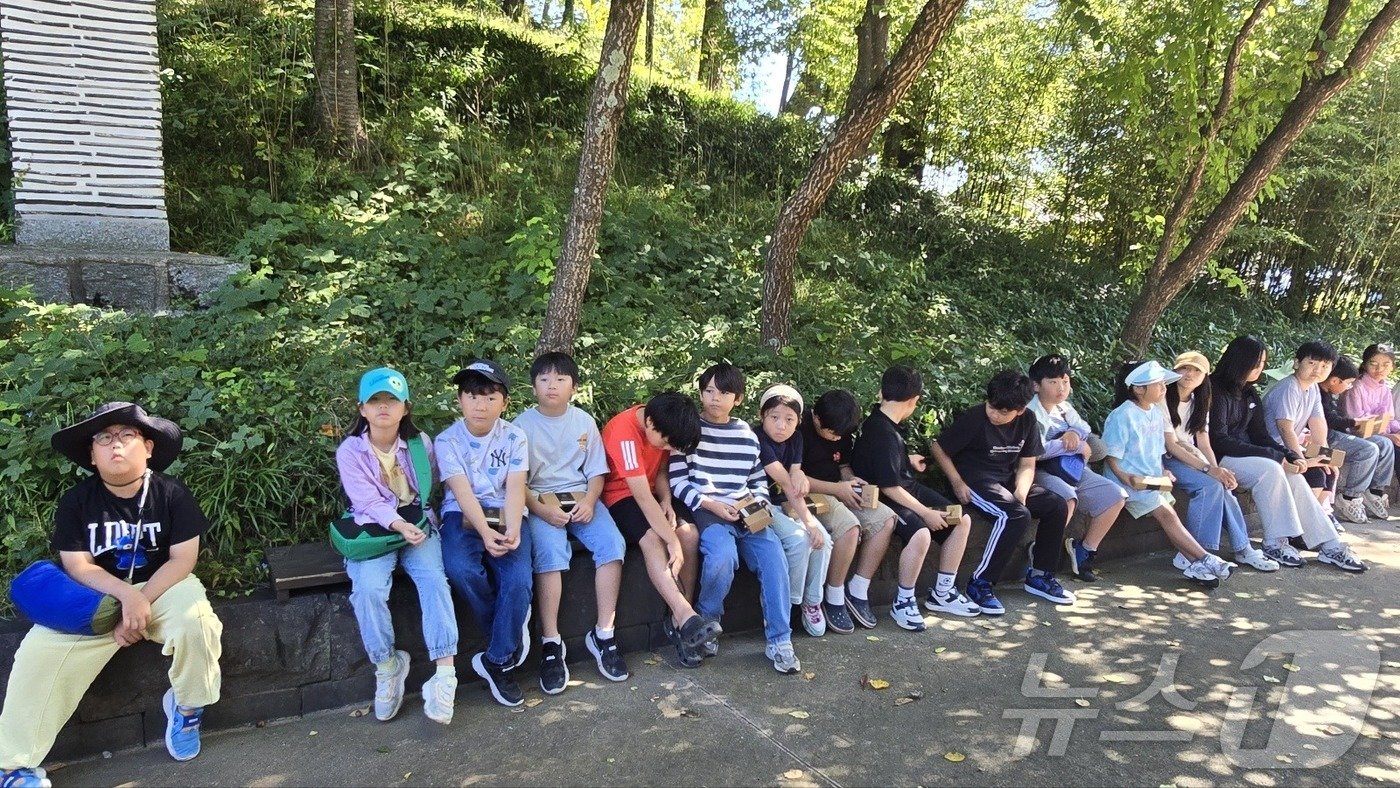 그늘에서 쉬는 강원 양양 남애초 기존 학생들과 농어촌 유학생들.&#40;남애초 제공&#41;