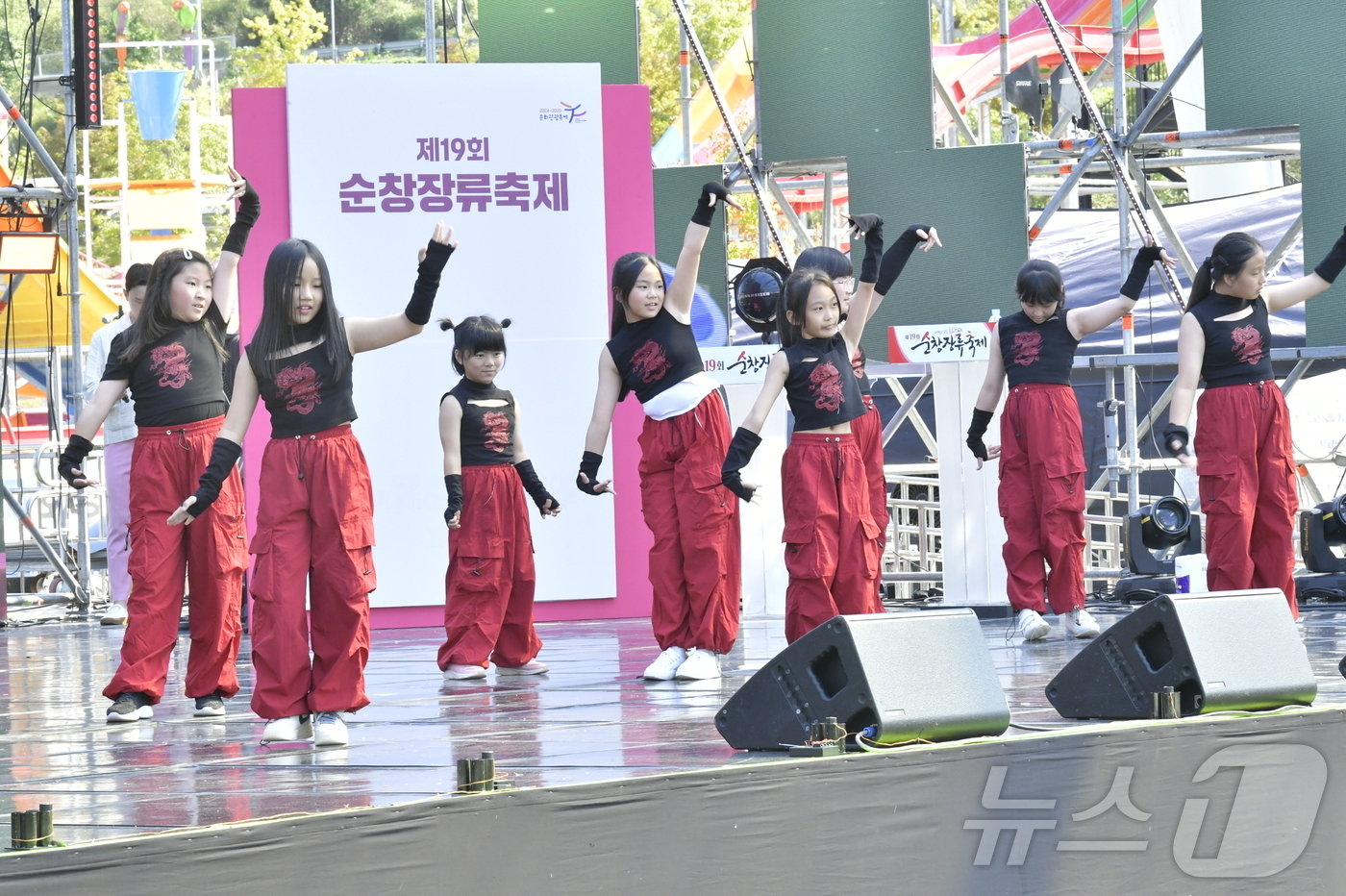 11일 순창지역 청소년들이 서로 소통하고 화합하기 위해 마련한 ‘장류고을 청소년 어울마당’.  이날 유치원 및 초‧중‧고등학생들은 국악 오케스트라와 태권도 공연을 시작으로 무용, 사물놀이, 댄스, 합주 등 다양한 예능 공연으로 끼와 재능을 발휘했다.&#40;순창군 제공&#41;/뉴스1  