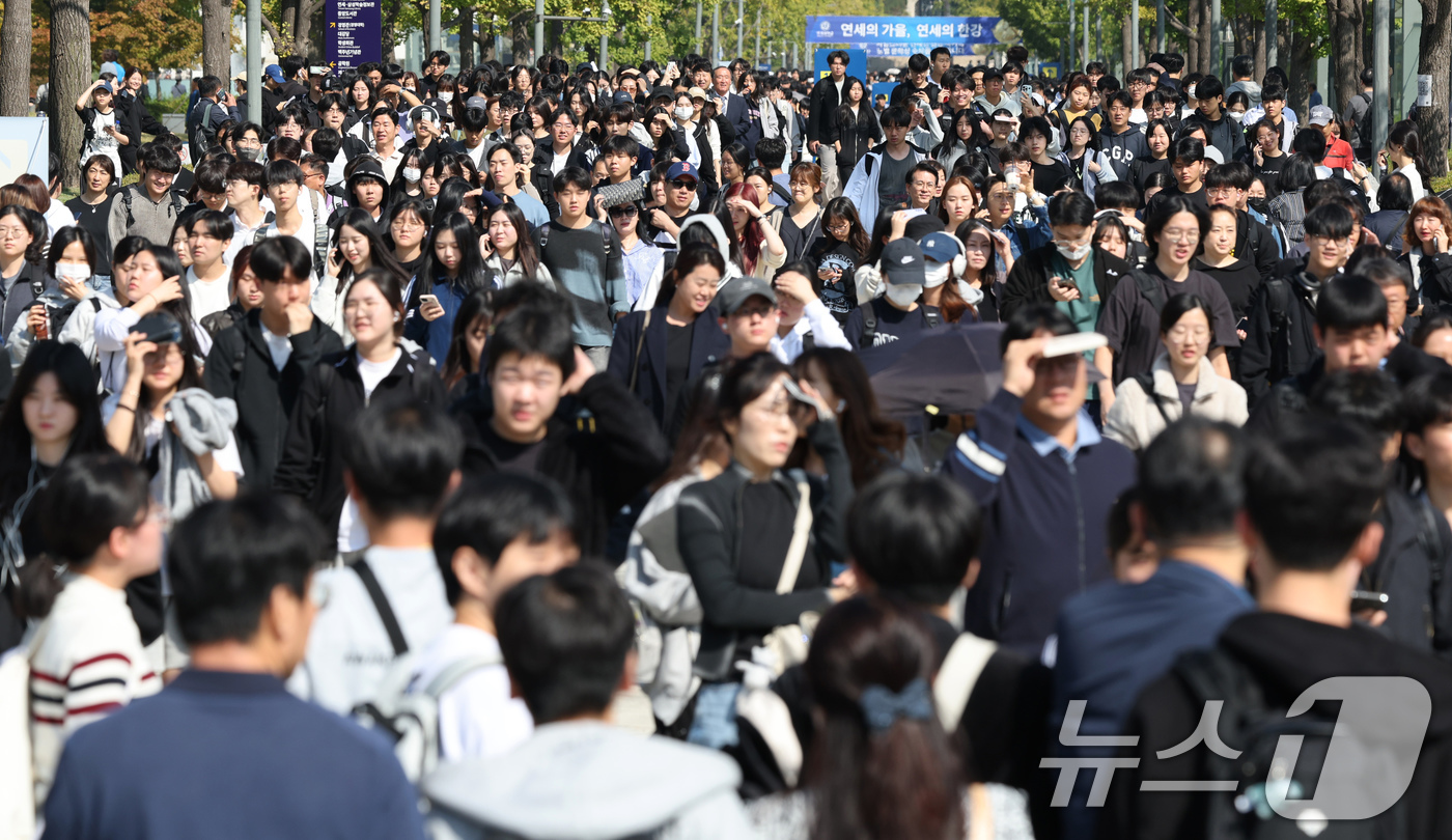 (서울=뉴스1) 장수영 기자 = 연세대 수시모집 논술 시험일인 12일 오전 서울 서대문구 연세대 신촌캠퍼스에서 시험을 마친 수험생들이 교문 밖으로 이동하고 있다. 2024.10.1 …