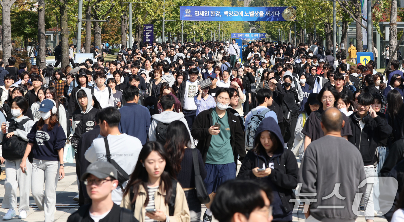 (서울=뉴스1) 장수영 기자 = 연세대 수시모집 논술 시험일인 12일 오전 서울 서대문구 연세대 신촌캠퍼스에서 시험을 마친 수험생들이 교문 밖으로 이동하고 있다. 2024.10.1 …