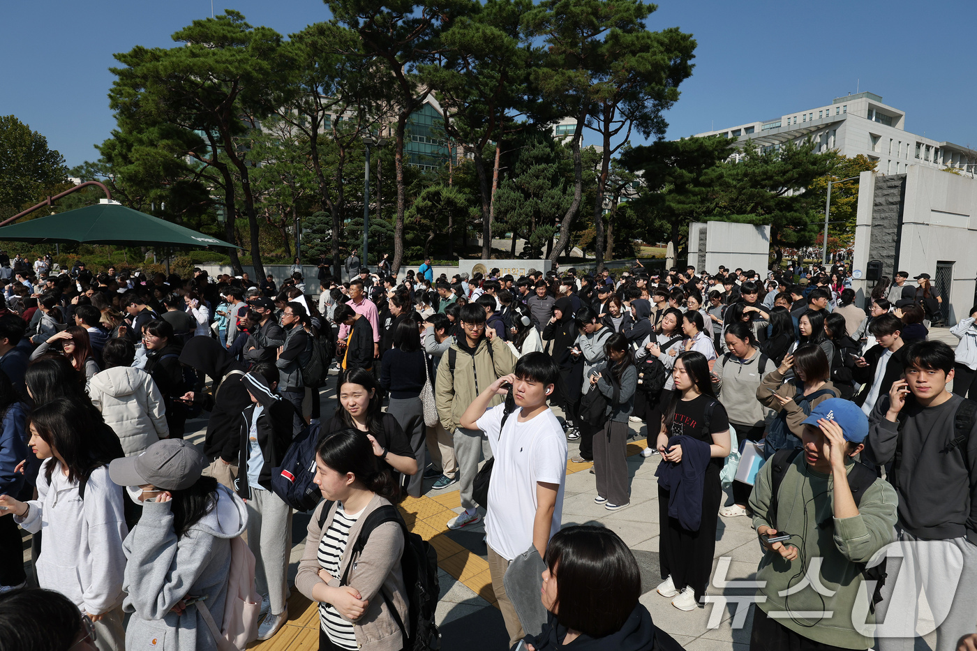 (서울=뉴스1) 장수영 기자 = 연세대 수시모집 논술 시험일인 12일 오전 서울 서대문구 연세대 신촌캠퍼스에서 시험을 마친 수험생들이 교문 밖으로 이동하고 있다. 2024.10.1 …