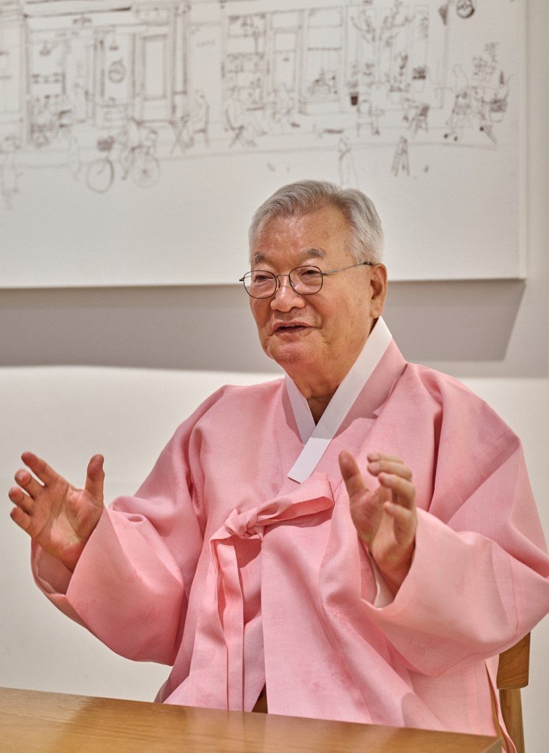 본문 이미지 - 윤영달 크라운해태 회장이 11일 서울 세종문화회관에서 열린 창신제에 앞서 뉴스1과 인터뷰를 하고 있다.&#40;크라운해태 제공&#41;