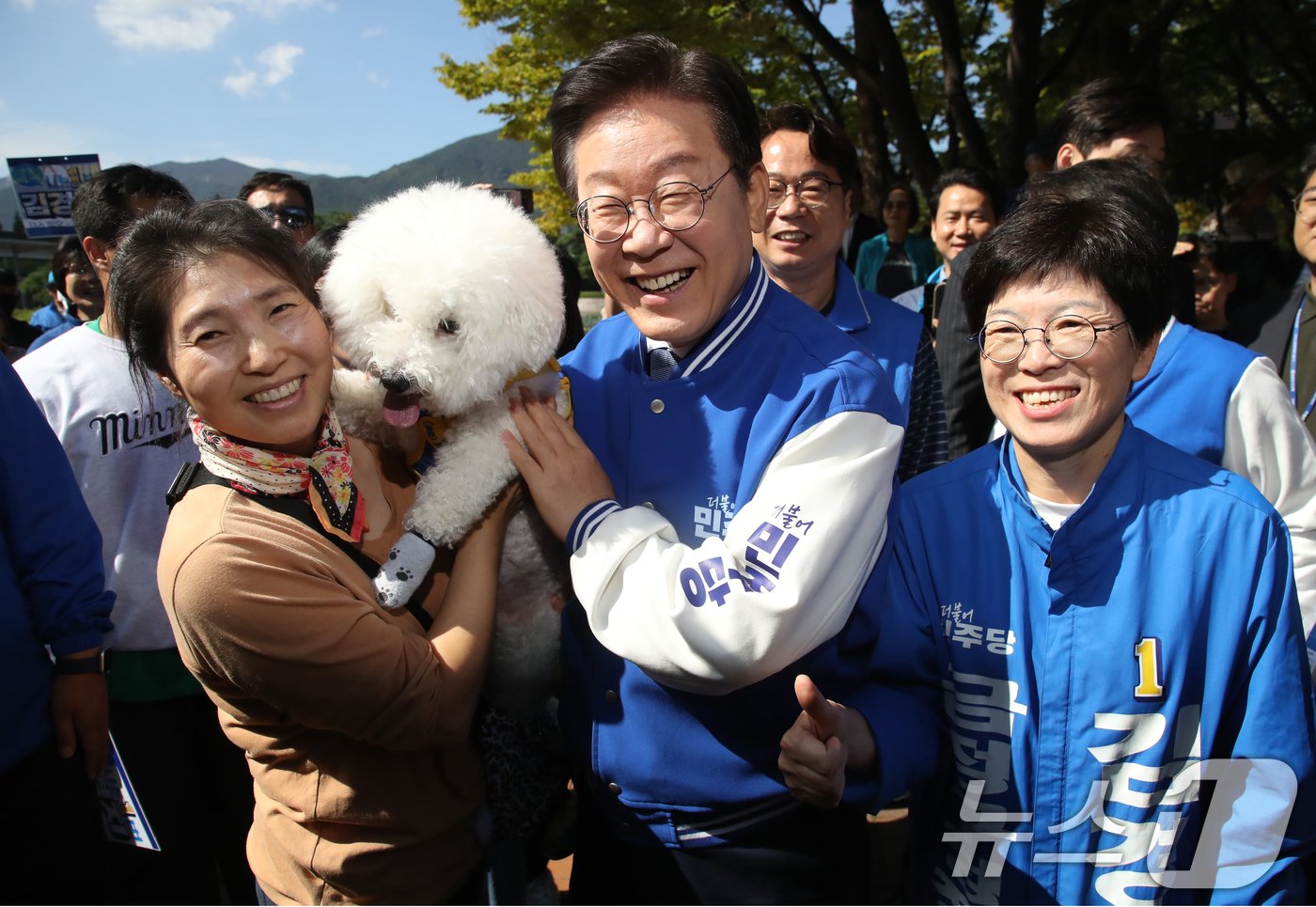 이재명 더불어민주당 대표와 박찬대 원내대표가 12일 오전 부산 금정구 스포원파크에서 반려견을 안고 있는 시민에게 김경지 금정구청장 후보에 대한 지지를 호소하며 기념사진을 찍고 있다. 2024.10.12/뉴스1 ⓒ News1 윤일지 기자