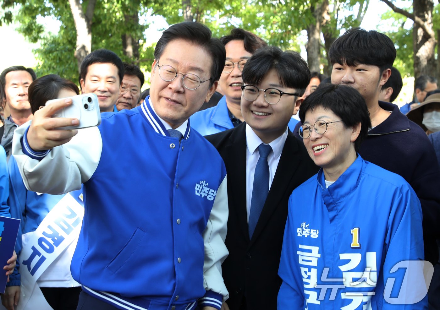 이재명 더불어민주당 대표와 김경지 금정구청장 후보가 12일 오전 부산 금정구 스포원파크에서 지지자들과 셀카를 찍고 있다. 2024.10.12/뉴스1 ⓒ News1 윤일지 기자