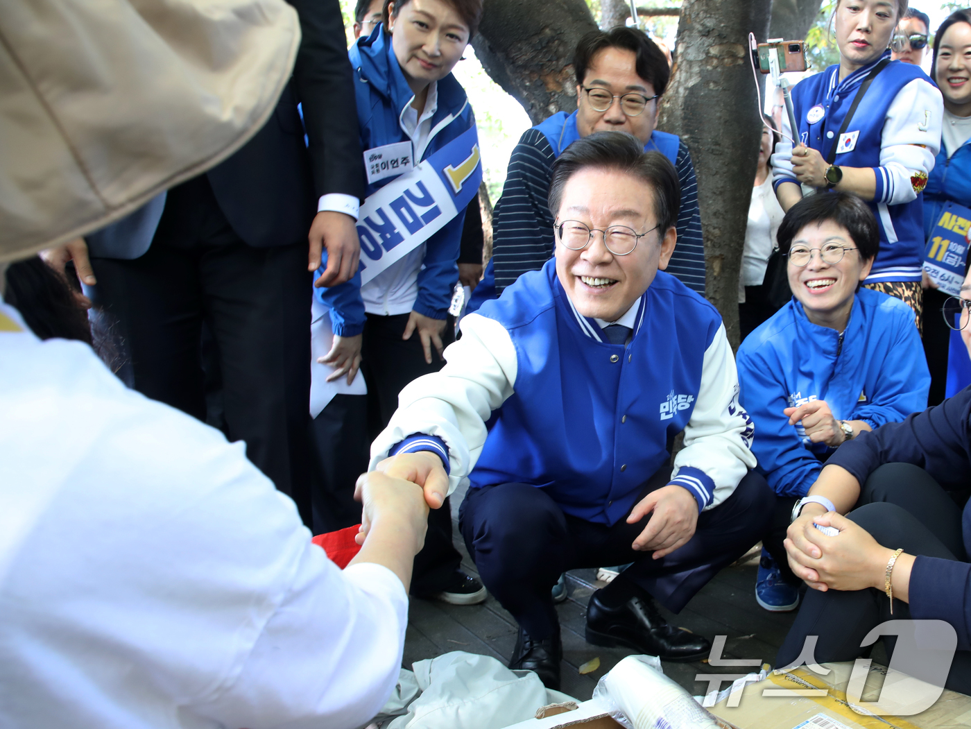 (부산=뉴스1) 윤일지 기자 = 이재명 더불어민주당 대표와 박찬대 원내대표가 12일 오전 부산 금정구 스포원파크에서 시민들에게 김경지 금정구청장 후보에 대한 지지를 호소하고 있다. …