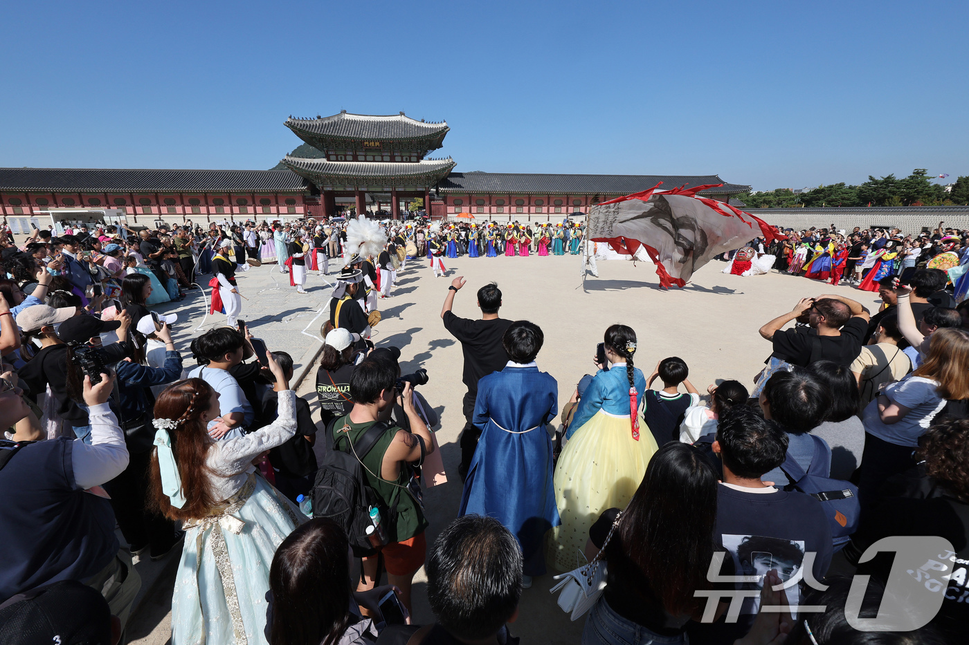 (서울=뉴스1) 장수영 기자 = 12일 오후 서울 종로구 경복궁에서 열린 2024 가을 궁중문화축전을 찾은 관광객들이 길놀이 공연을 관람하고 있다. 2024.10.12/뉴스1