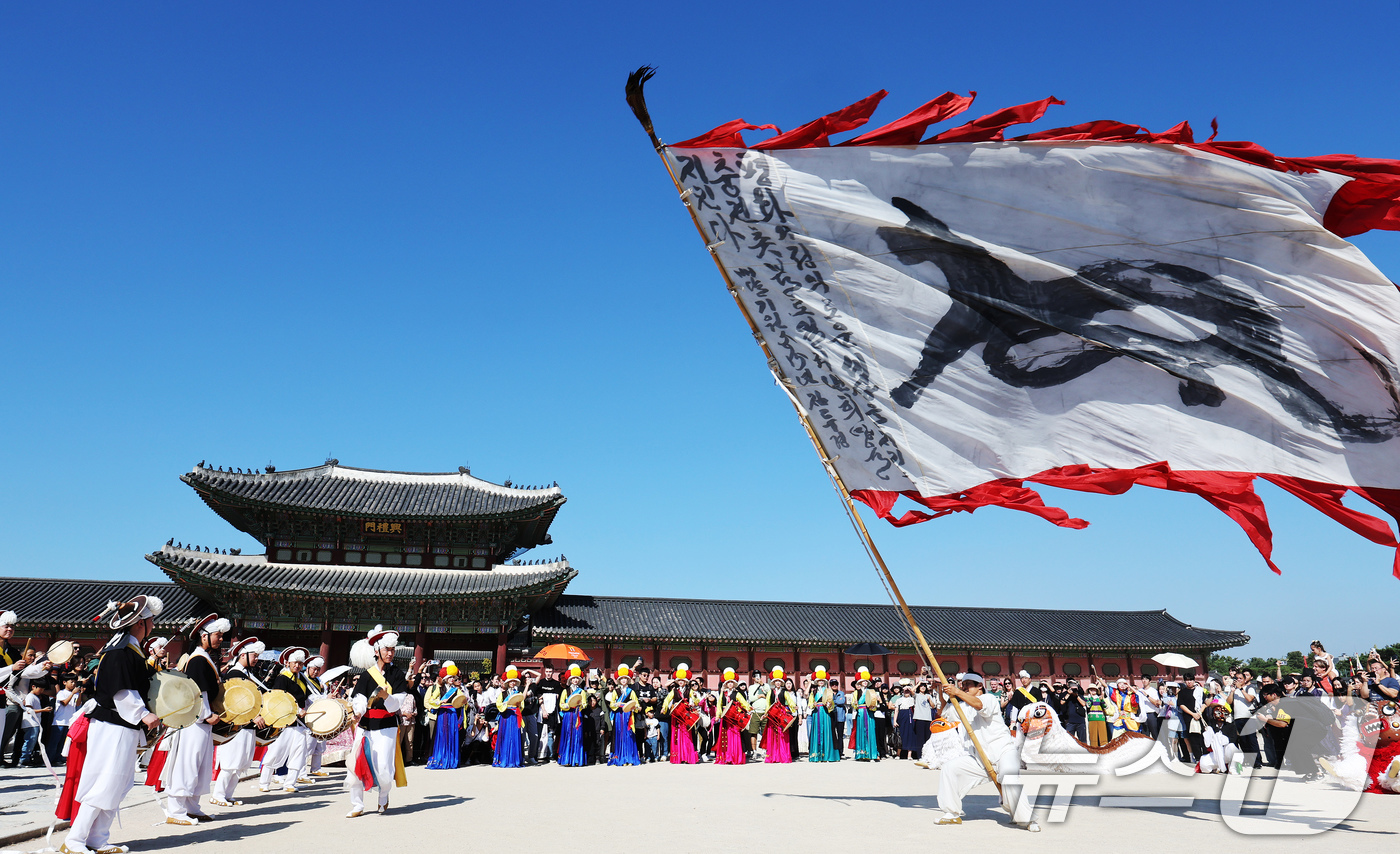 (서울=뉴스1) 장수영 기자 = 12일 오후 서울 종로구 경복궁에서 2024 가을 궁중문화축전 길놀이 공연이 펼쳐지고 있다. 2024.10.12/뉴스1