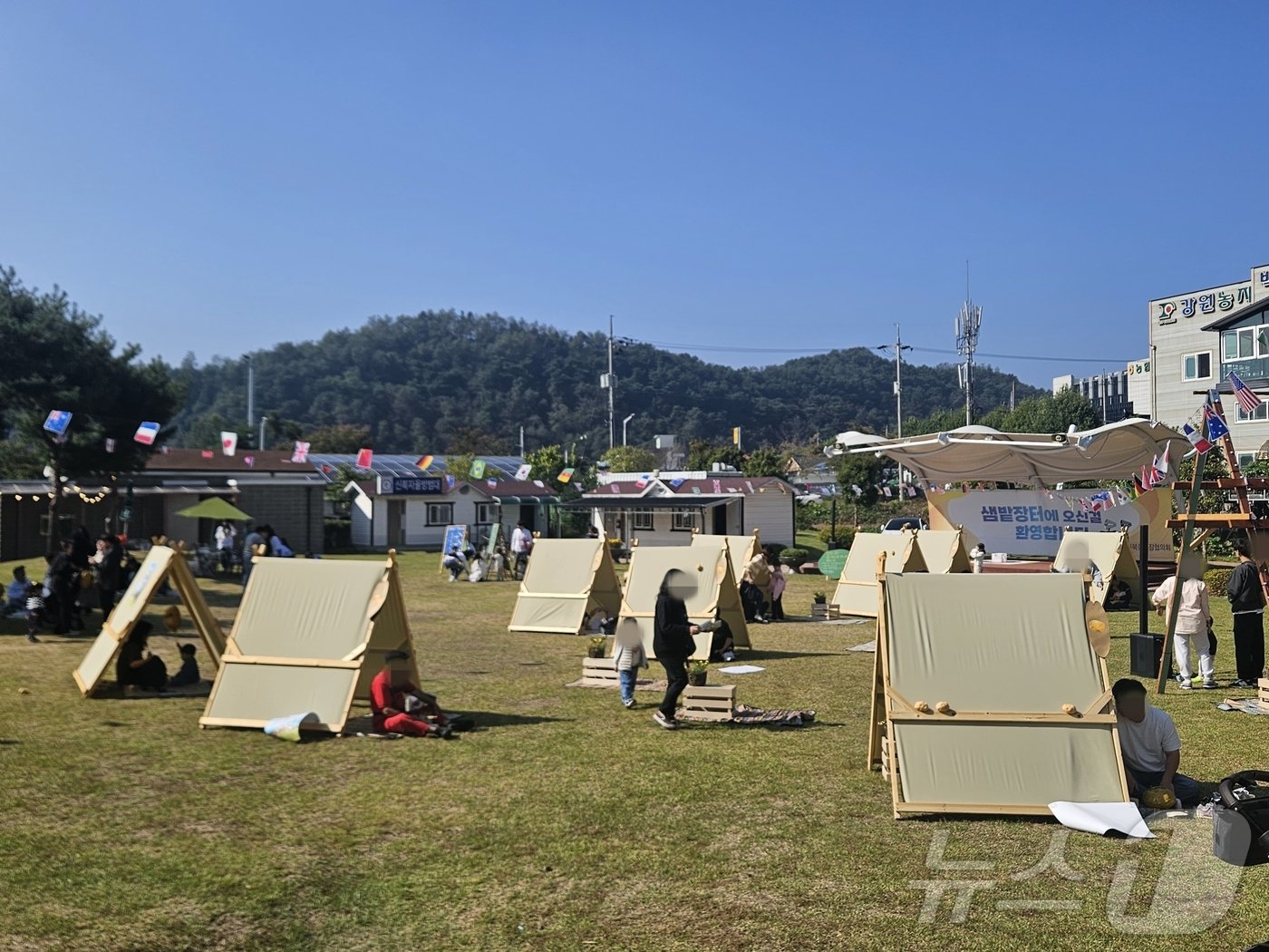 12일 오후 1시쯤 춘천 샘밭장터에서 열리는 감자 페스타에 시민들이 잔디밭에서 휴식을 취하고 있다.2024.10.12 한귀섭 기자