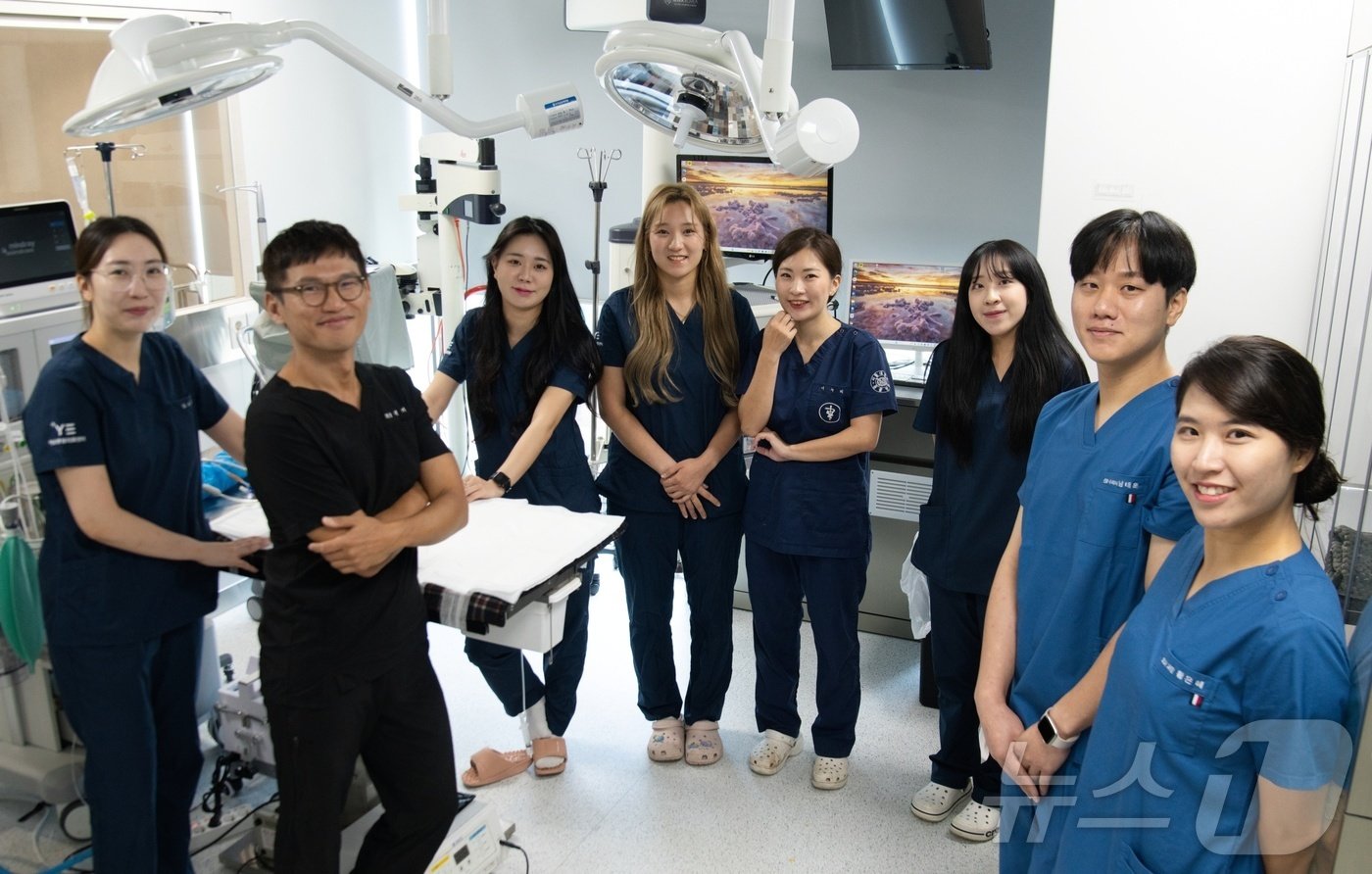 본문 이미지 - 왼쪽부터 예은동물의료센터 임소정 수의 테크니션(이하 테크), 권기범 원장, 강혜린 테크, 김슬비 테크, 이누리 일반외과 부장, 이규원 테크, 남태훈 수의사, 황은혜 정형외과 과장(동물병원 제공) ⓒ 뉴스1