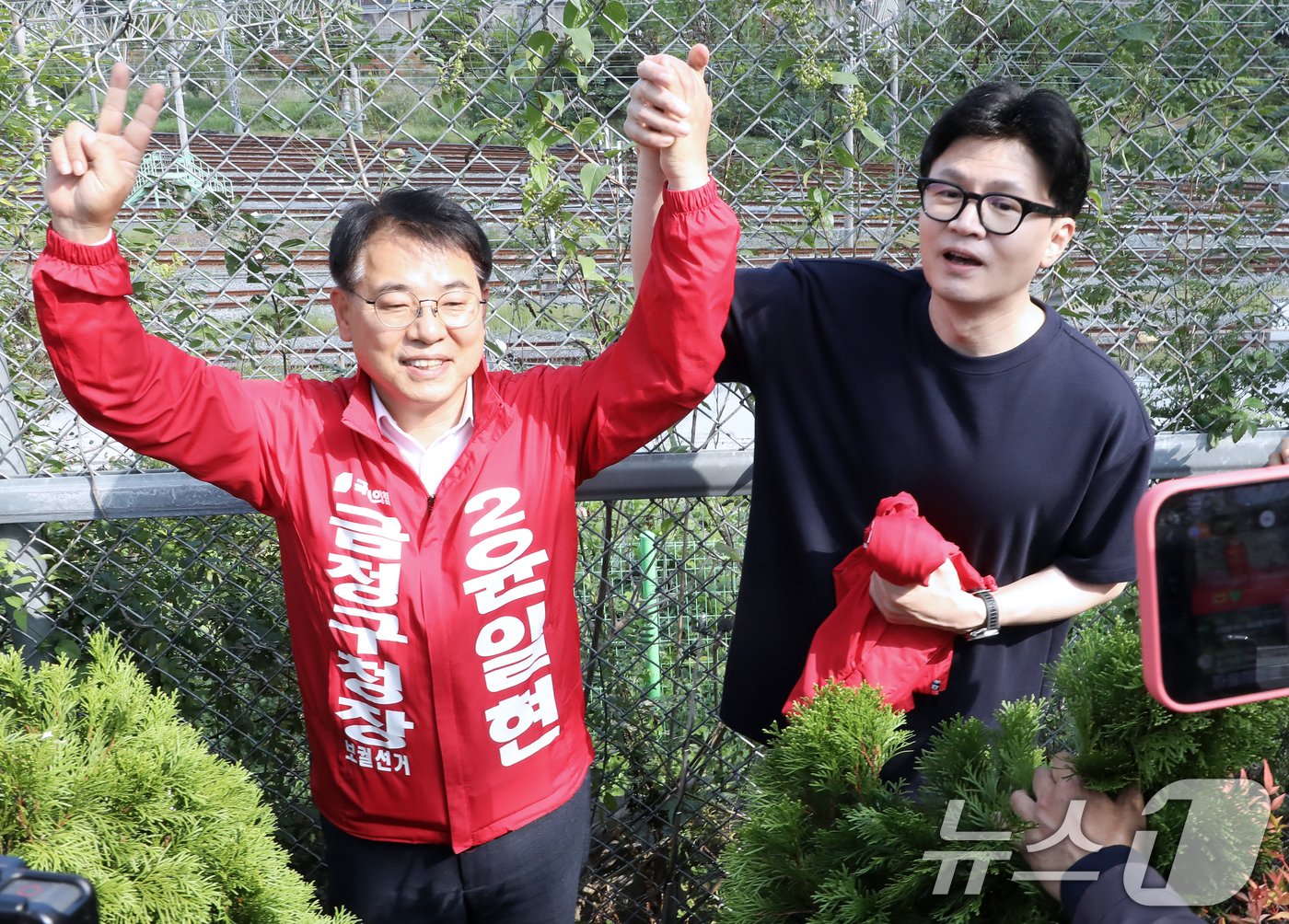 본문 이미지 - 한동훈 국민의힘 대표가 12일 오후 부산 금정구 노포역 일대에서 시민들에게 윤일현 금정구청장 후보에 대한 지지를 호소하고 있다. 2024.10.12/뉴스1 ⓒ News1 윤일지 기자