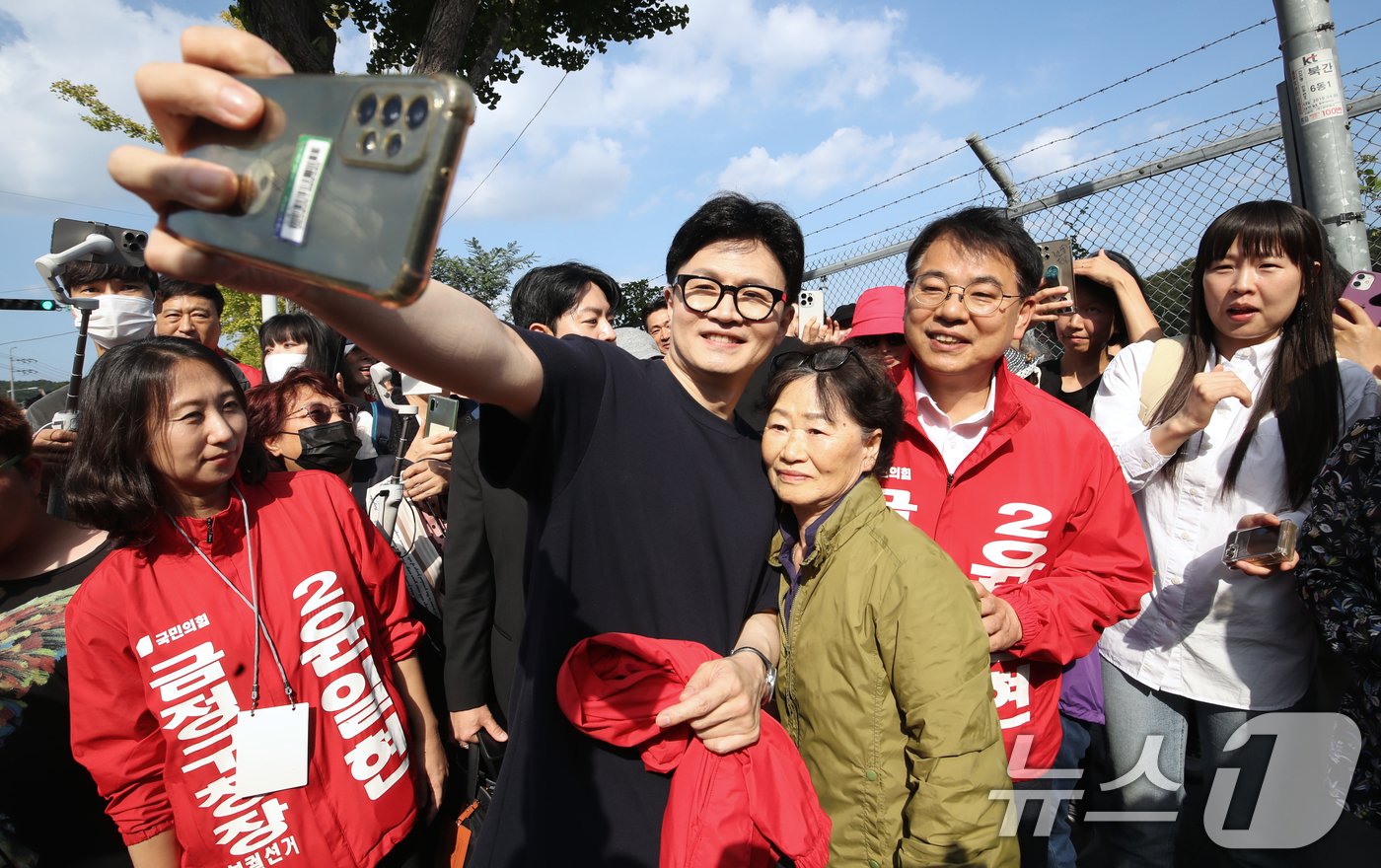 본문 이미지 - 한동훈 국민의힘 대표가 12일 오후 부산 금정구 노포역 일대에서 시민들에게 윤일현 금정구청장 후보에 대한 지지를 호소하며 셀카를 찍고 있다. 2024.10.12/뉴스1 ⓒ News1 윤일지 기자