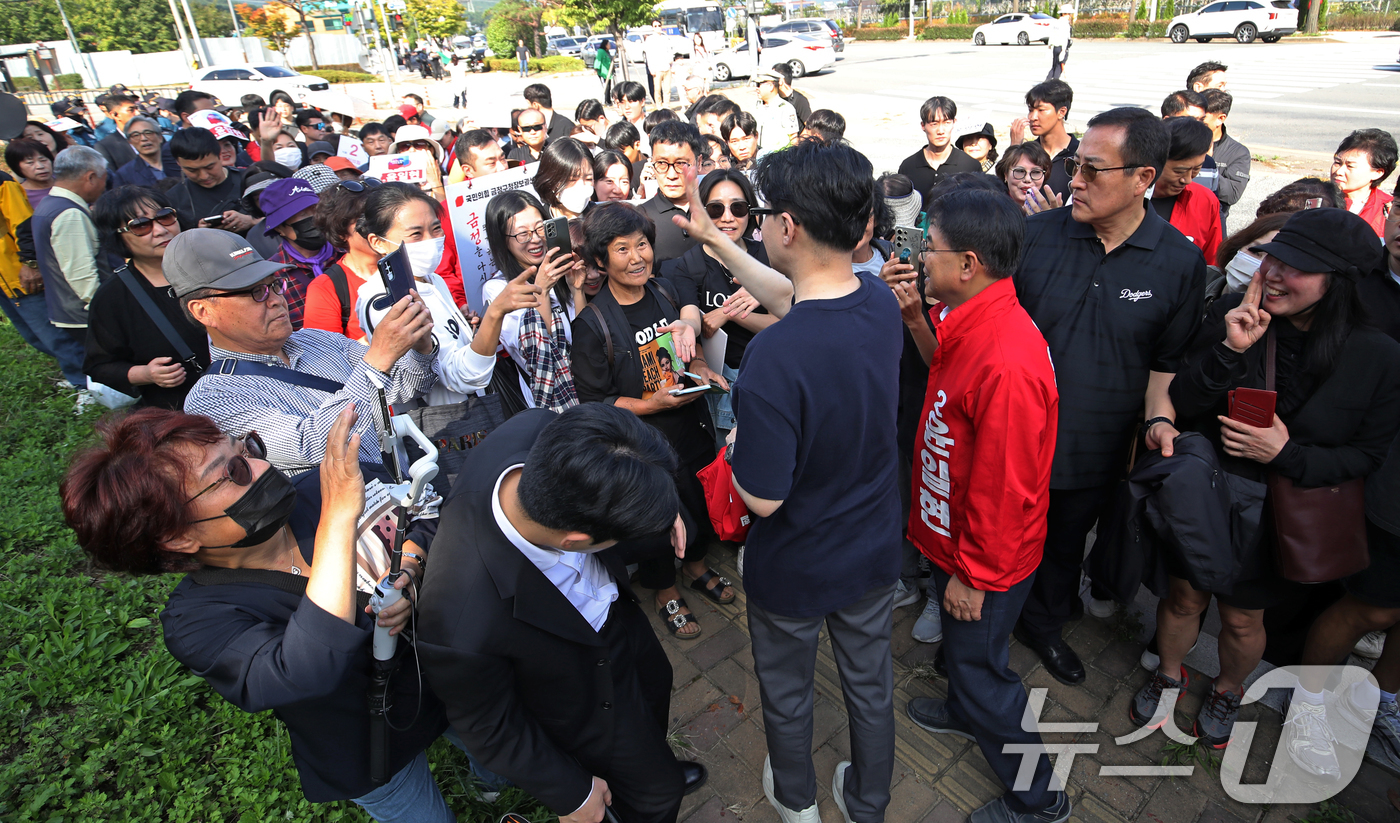 (부산=뉴스1) 윤일지 기자 = 한동훈 국민의힘 대표가 12일 오후 부산 금정구 노포역 일대에서 시민들에게 윤일현 금정구청장 후보에 대한 지지를 호소하고 있다. 2024.10.12 …