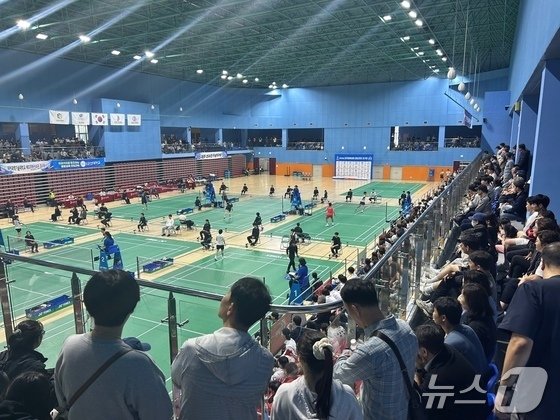 본문 이미지 -  12일 제105회 전국체육대회 배드민턴 경기가 열리고 있는 경남 밀양배드민턴경기장. 2024.10.12/뉴스1 ⓒ News1 문대현 기자