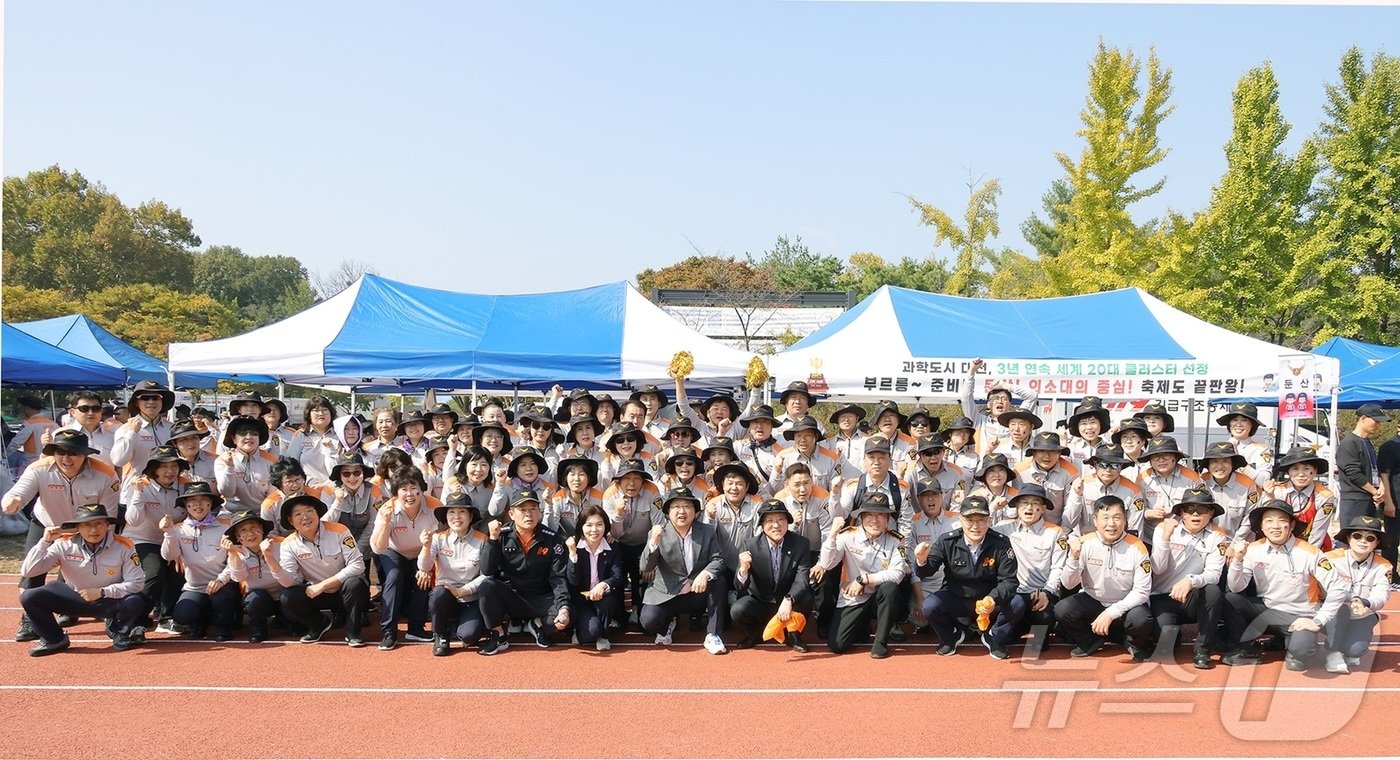 대전소방본부 주관 ‘제2회 의용소방대 한마음축제’가 12일 유성구 신성동 연구단지종합운동장에서 열려 참석자들이 기념촬영을 하고 있다. &#40;대전시 제공&#41; /뉴스1