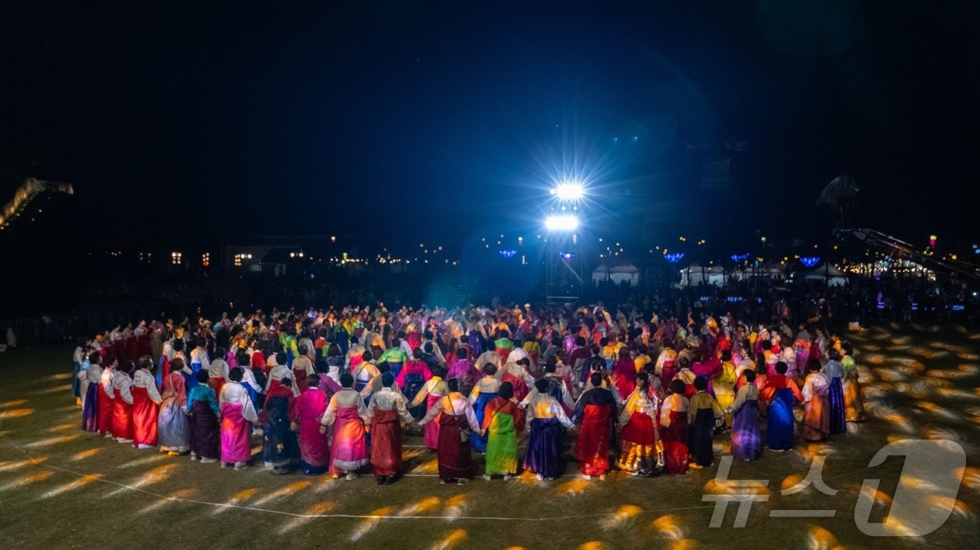 본문 이미지 -  제51회 고창모양성제 강강술래(고창군 제공)2024.10.11/뉴스1