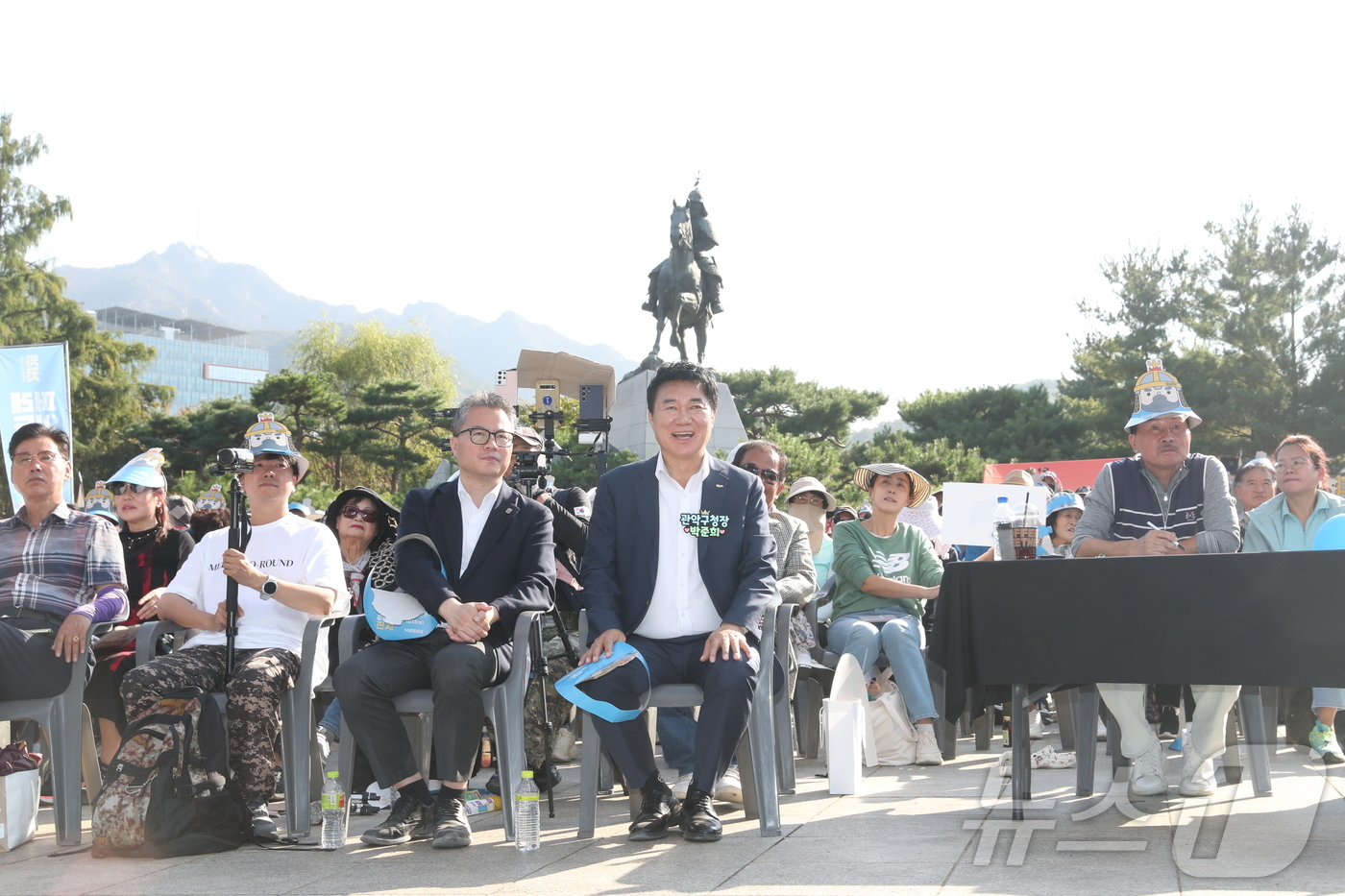 (서울=뉴스1) = 12일 서울 관악구 낙성대공원 일대에서 개최된 ‘2024 관악강감찬축제’에 박준희 관악구청장이 ‘강감찬가요제’에 참여한 참가자들의 멋진 무대와 감동적인 노래를 …