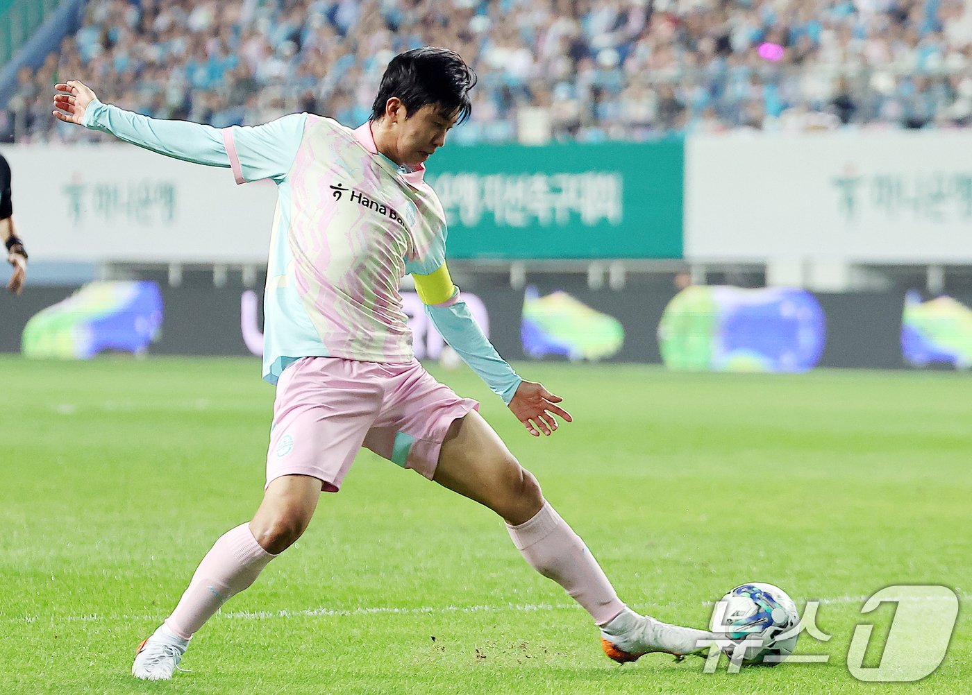 본문 이미지 - 12일 오후 대전 유성구 노은동 대전월드컵경기장에서 열린 하나은행 자선축구대회 팀 히어로와 팀 기성용의 경기, 전반 팀 히어로 임영웅이 동료의 패스를 잡기 위해 발을 뻗고 있다. ⓒ News1 김진환 기자