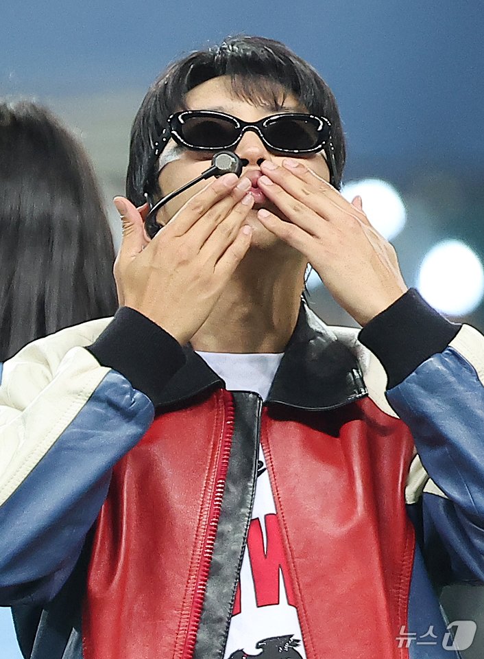 본문 이미지 - 팀 히어로 임영웅이 12일 오후 대전 유성구 노은동 대전월드컵경기장에서 열린 하나은행 자선축구대회 팀 기성용과의 경기에서 하프타임 공연을 펼치고 있다. ⓒ News1 김진환 기자