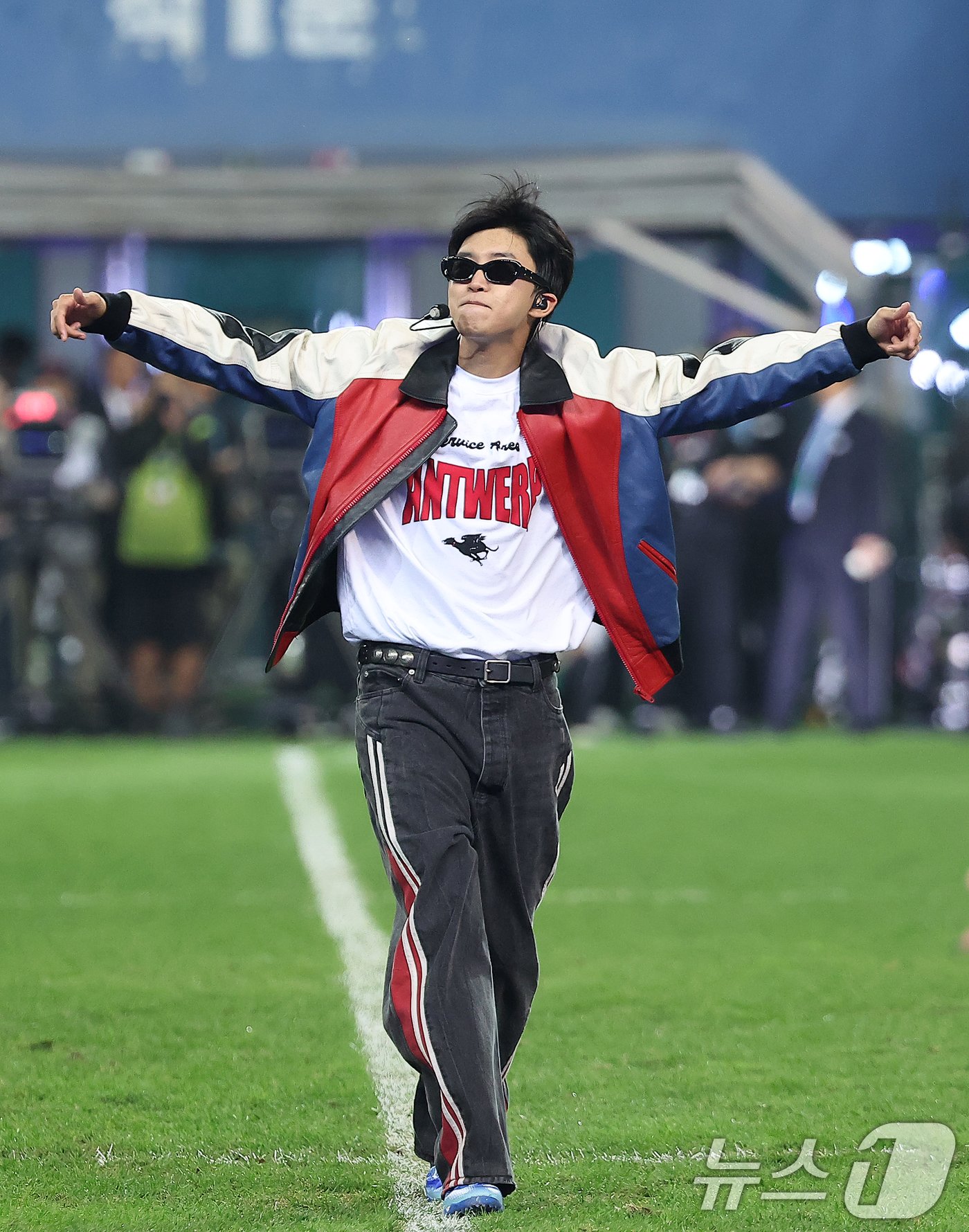 본문 이미지 - 팀 히어로 임영웅이 12일 오후 대전 유성구 노은동 대전월드컵경기장에서 열린 하나은행 자선축구대회 팀 기성용과의 경기에서 하프타임 공연을 펼치고 있다. ⓒ News1 김진환 기자