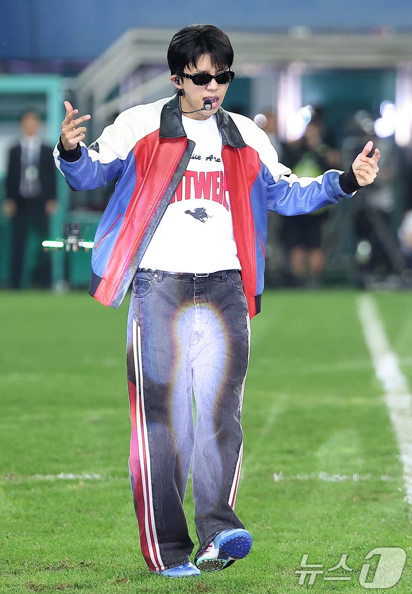 본문 이미지 - 팀 히어로 임영웅이 12일 오후 대전 유성구 노은동 대전월드컵경기장에서 열린 하나은행 자선축구대회 팀 기성용과의 경기에서 하프타임 공연을 펼치고 있다.  ⓒ News1 김진환 기자