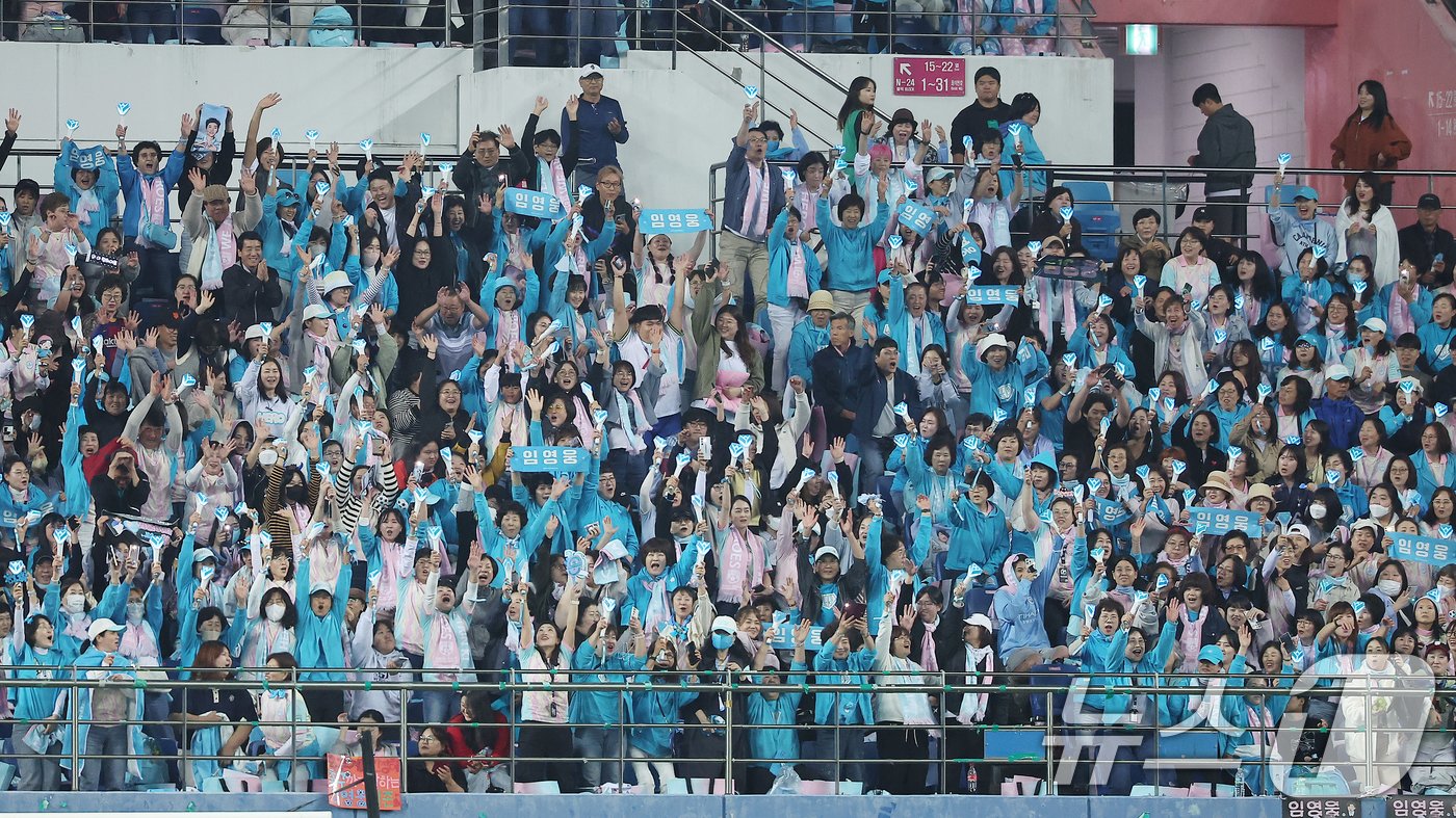 12일 오후 대전 유성구 노은동 대전월드컵경기장에서 열린 하나은행 자선축구대회 팀 히어로와 팀 기성용의 경기, 팀 히어로의 주장 임영웅의 팬클럽 &#39;영웅시대&#39; 회원들이 하프타임 공연에서 열띤 응원을 펼치고 있다. ⓒ News1 김진환 기자