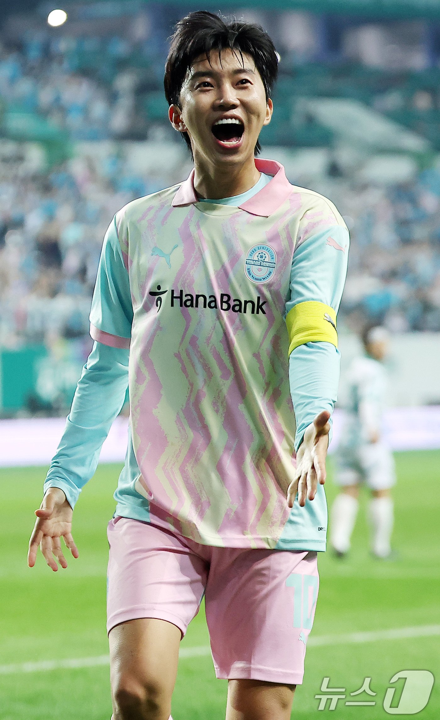 본문 이미지 - 12일 오후 대전 유성구 노은동 대전월드컵경기장에서 열린 하나은행 자선축구대회 팀 히어로와 팀 기성용의 경기, 후반 어시스트를 기록한 팀 히어로의 임영웅이 세리머니를 펼치고 있다. ⓒ News1 김진환 기자