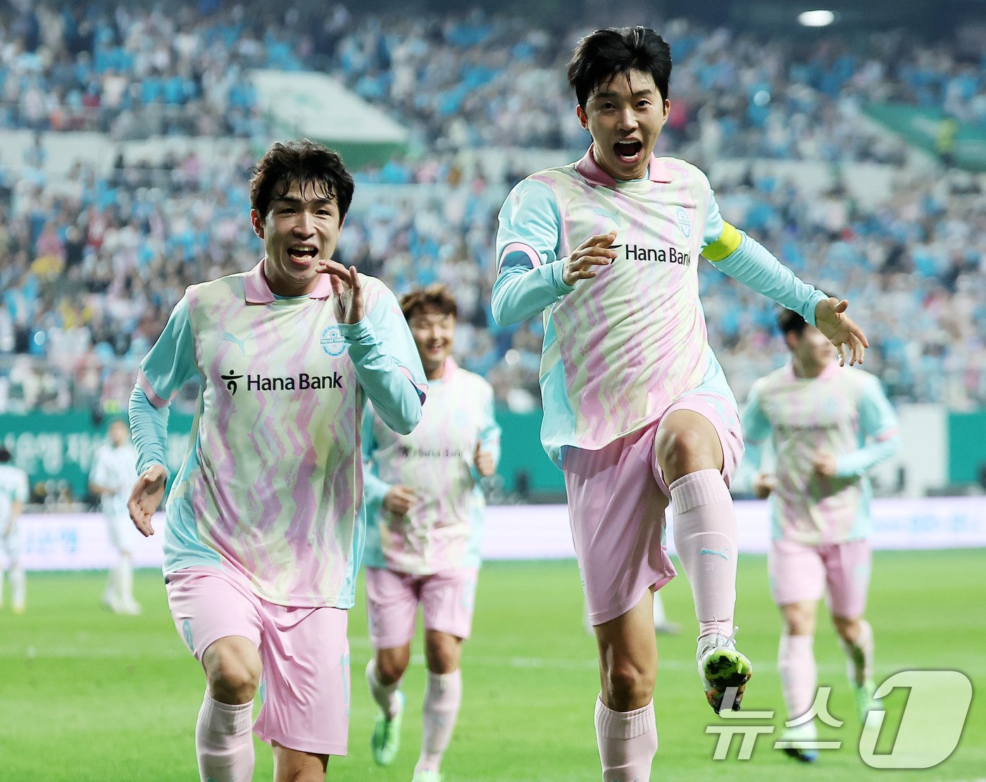 본문 이미지 - 12일 오후 대전 유성구 노은동 대전월드컵경기장에서 열린 하나은행 자선축구대회 팀 히어로와 팀 기성용의 경기, 후반 어시스트를 기록한 팀 히어로의 임영웅이 역전골을 넣은 전원석과 함께 세리머니를 펼치고 있다. ⓒ News1 김진환 기자