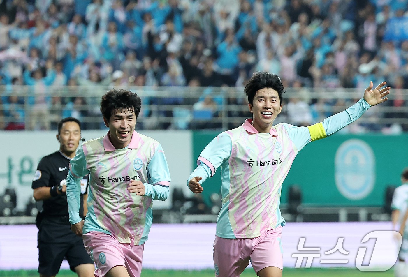 본문 이미지 - 12일 오후 대전 유성구 노은동 대전월드컵경기장에서 열린 하나은행 자선축구대회 팀 히어로와 팀 기성용의 경기, 후반 어시스트를 기록한 팀 히어로의 임영웅이 역전골을 넣은 전원석과 함께 세리머니를 펼치고 있다.  ⓒ News1 김진환 기자