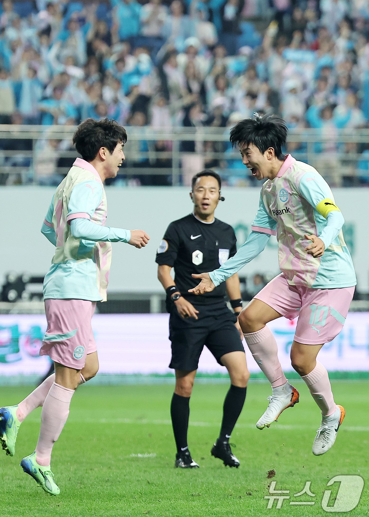 본문 이미지 - 12일 오후 대전 유성구 노은동 대전월드컵경기장에서 열린 하나은행 자선축구대회 팀 히어로와 팀 기성용의 경기, 후반 어시스트를 기록한 팀 히어로의 임영웅이 역전골을 넣은 전원석과 함께 세리머니를 펼치고 있다.  ⓒ News1 김진환 기자