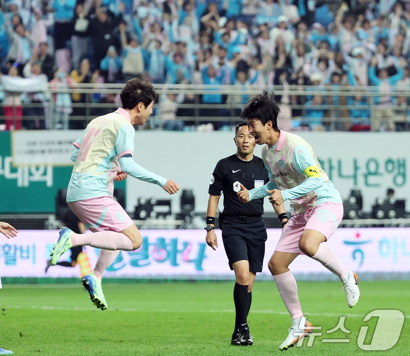 본문 이미지 - 12일 오후 대전 유성구 노은동 대전월드컵경기장에서 열린 하나은행 자선축구대회 팀 히어로와 팀 기성용의 경기, 후반 어시스트를 기록한 팀 히어로의 임영웅이 역전골을 넣은 전원석과 함께 세리머니를 펼치고 있다. ⓒ News1 김진환 기자