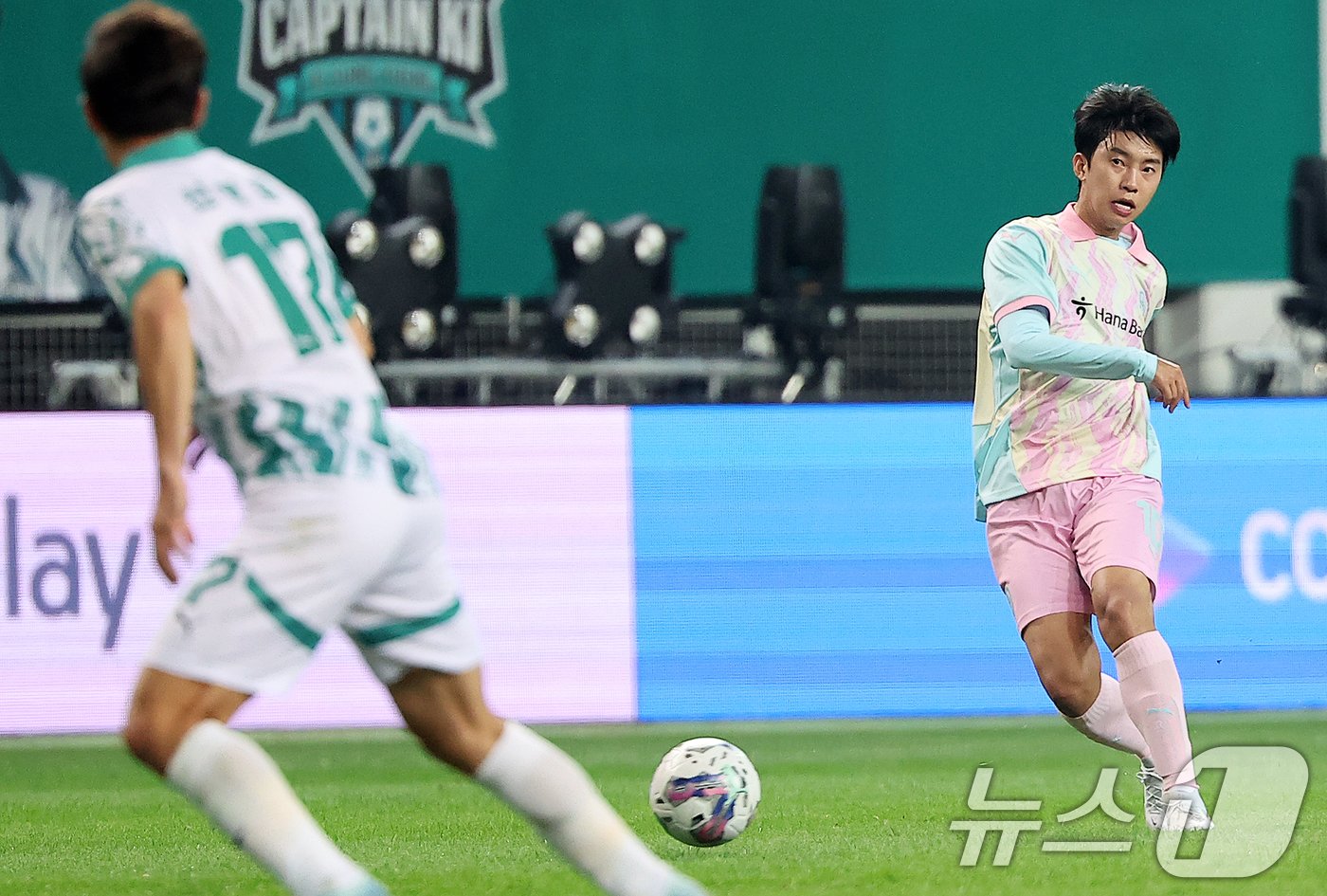 본문 이미지 - 12일 오후 대전 유성구 노은동 대전월드컵경기장에서 열린 하나은행 자선축구대회 팀 히어로와 팀 기성용의 경기, 후반 팀 히어로 임영웅이 역전골을 만드는 패스를 하고 있다. ⓒ News1 김진환 기자