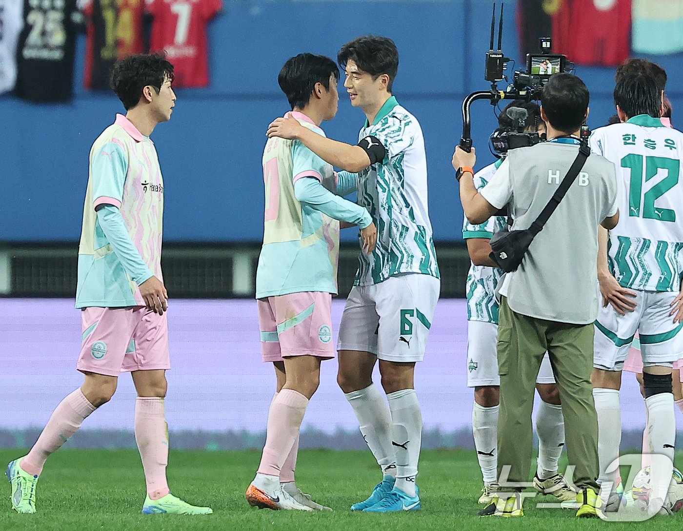 본문 이미지 - 12일 오후 대전 유성구 노은동 대전월드컵경기장에서 열린 하나은행 자선축구대회 팀 히어로와 팀 기성용의 경기, 4대3 승리를 거둔 팀 기성용의 주장 기성용과 팀 히어로 주장 임영웅이 경기 후 악수를 나누고 있다. ⓒ News1 김진환 기자